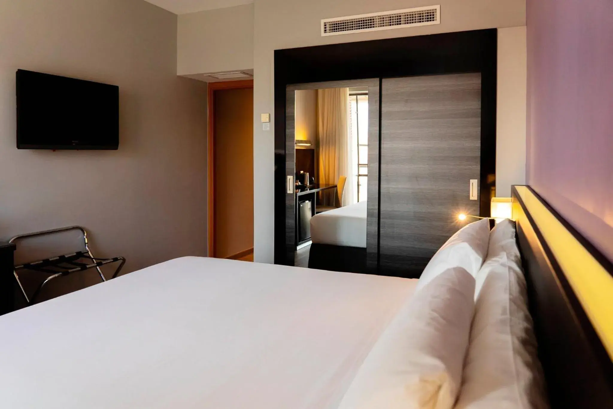 Photo of the whole room, Bed in Sercotel Córdoba Medina Azahara Photo of the whole room, Bed in Sercotel Córdoba Medina Azahara