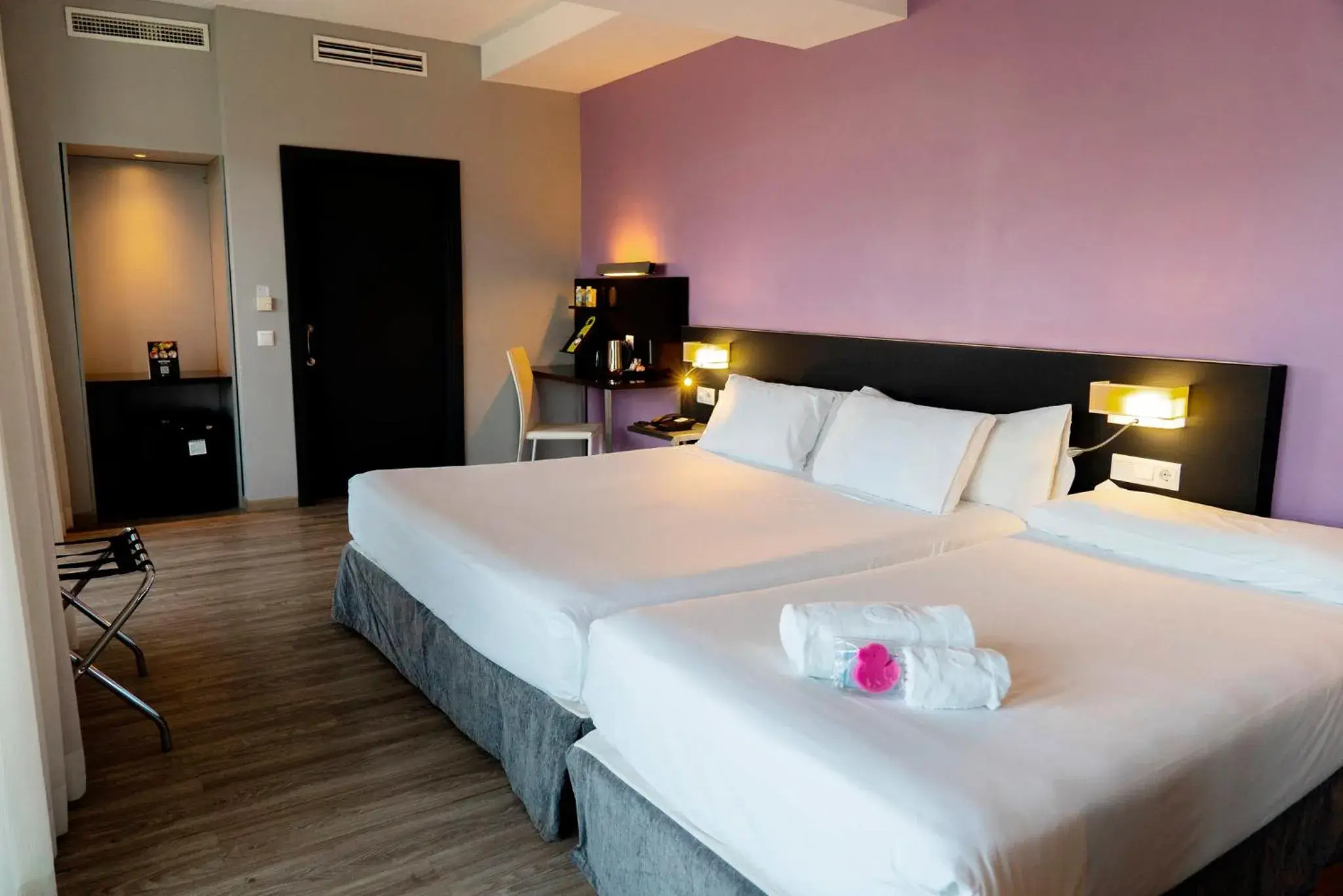 Photo of the whole room, Bed in Sercotel Córdoba Medina Azahara Photo of the whole room, Bed in Sercotel Córdoba Medina Azahara