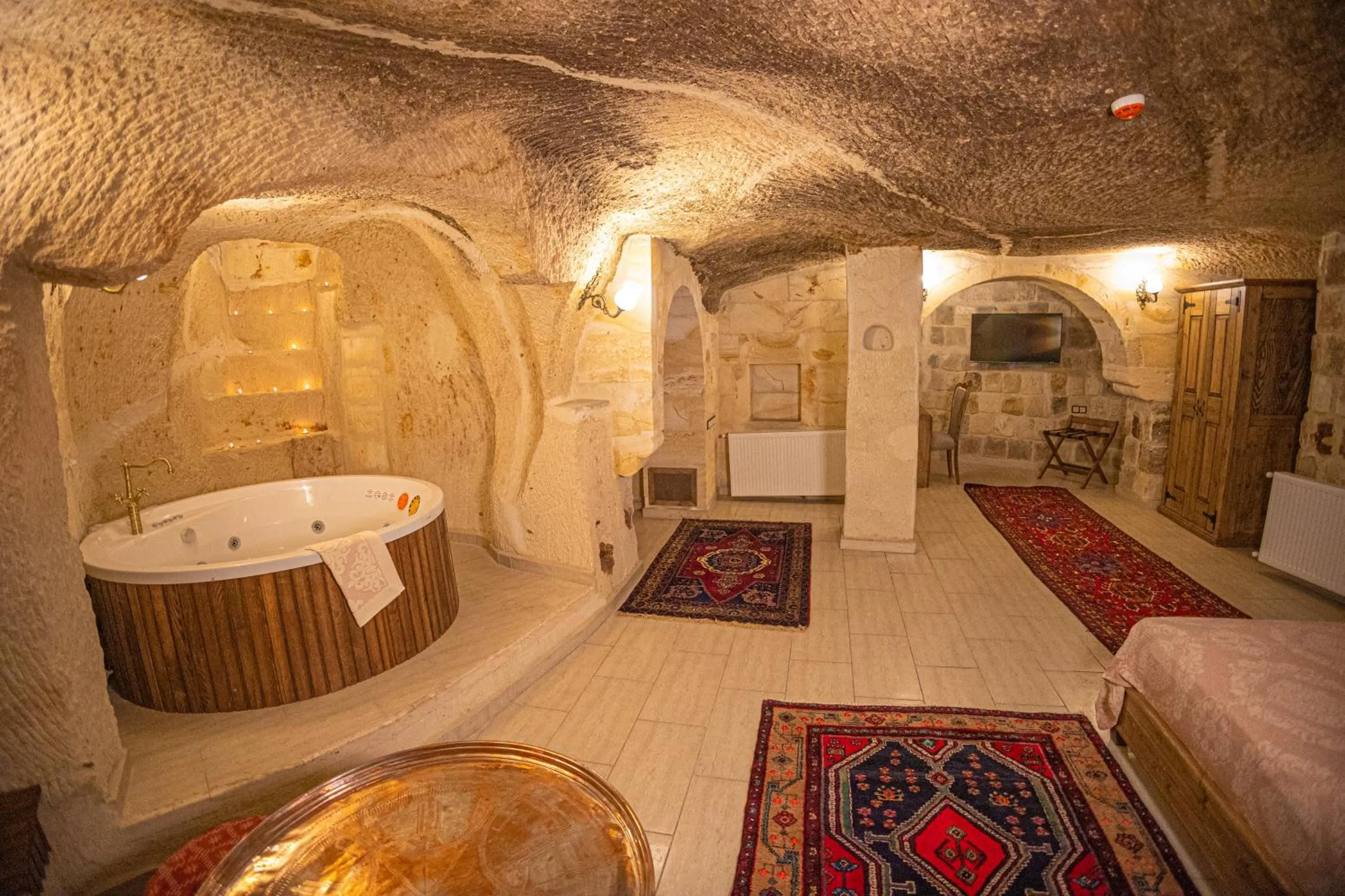 Hot Tub in Pietra Cave Suites