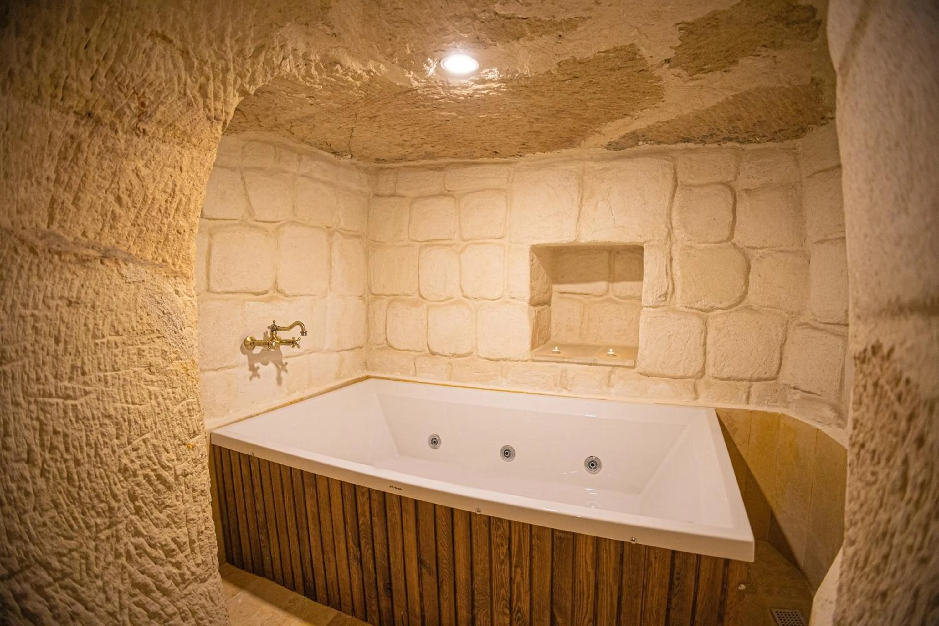 Hot Tub in Pietra Cave Suites