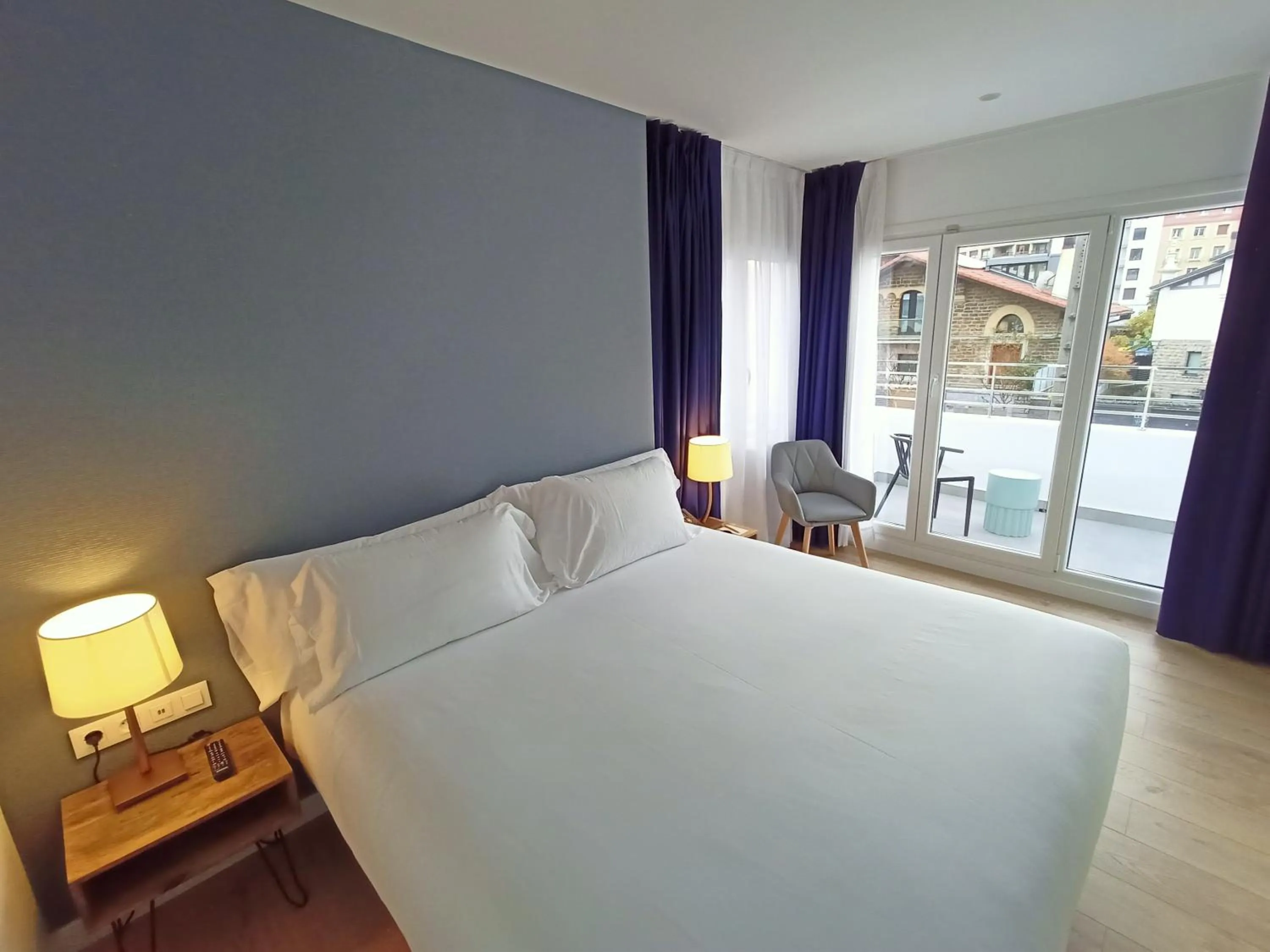 Bed in abba Apartments Playa de Gros San Sebastián