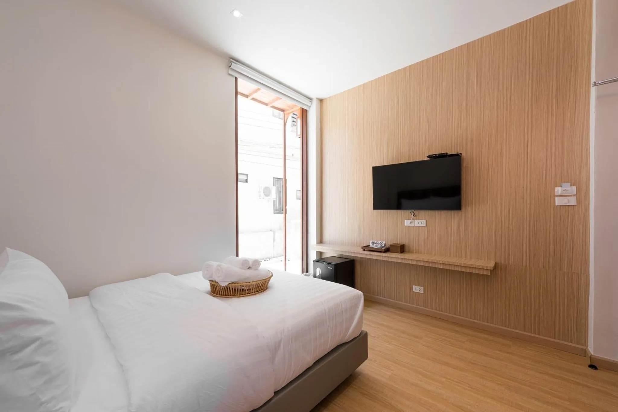 Photo of the whole room, Bed in U chaikhong