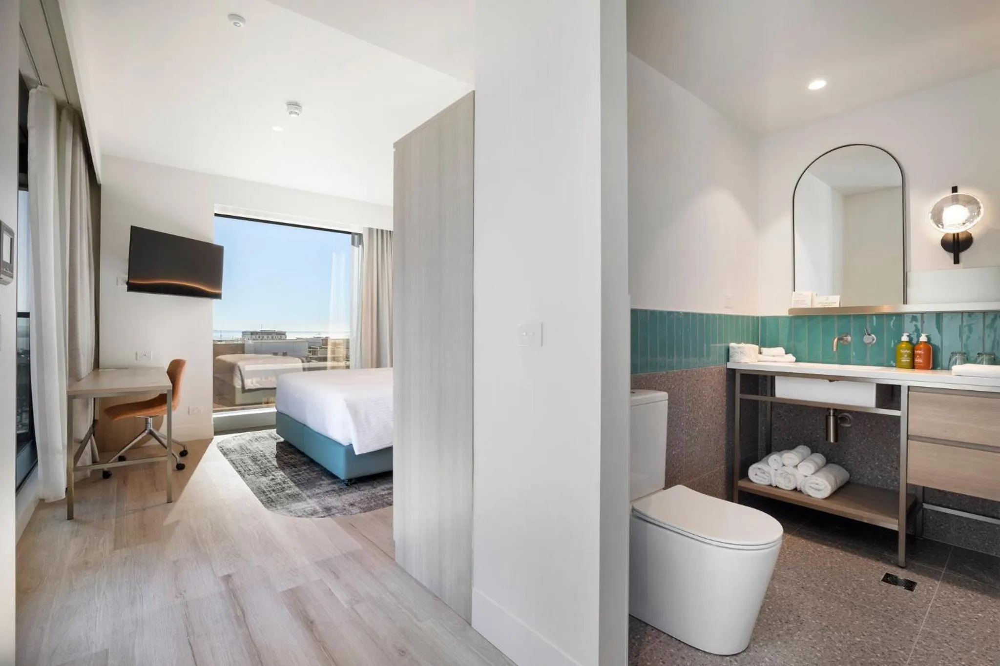 Photo of the whole room, Bed in Holiday Inn & Suites Geelong by IHG