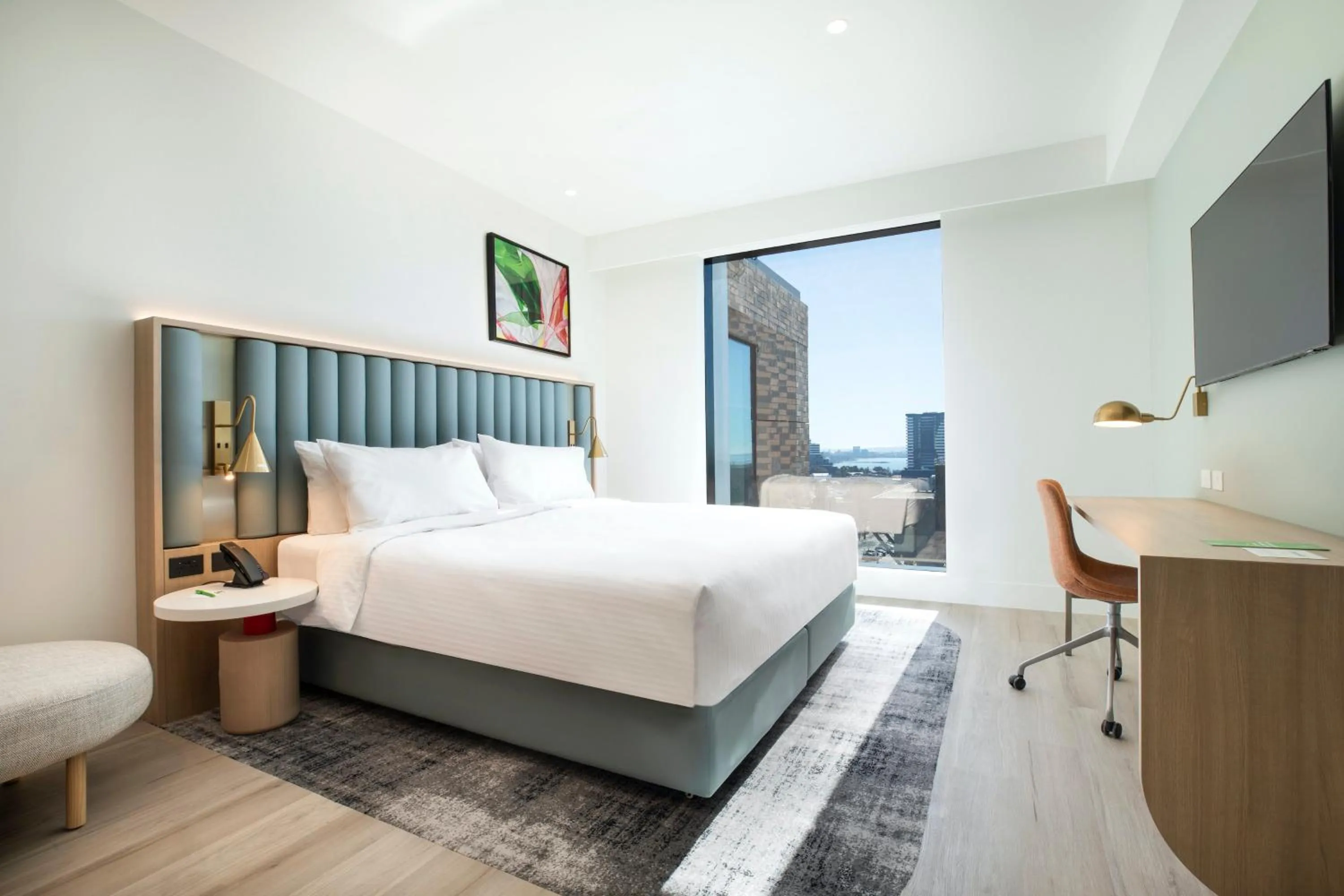 Photo of the whole room, Bed in Holiday Inn & Suites Geelong by IHG