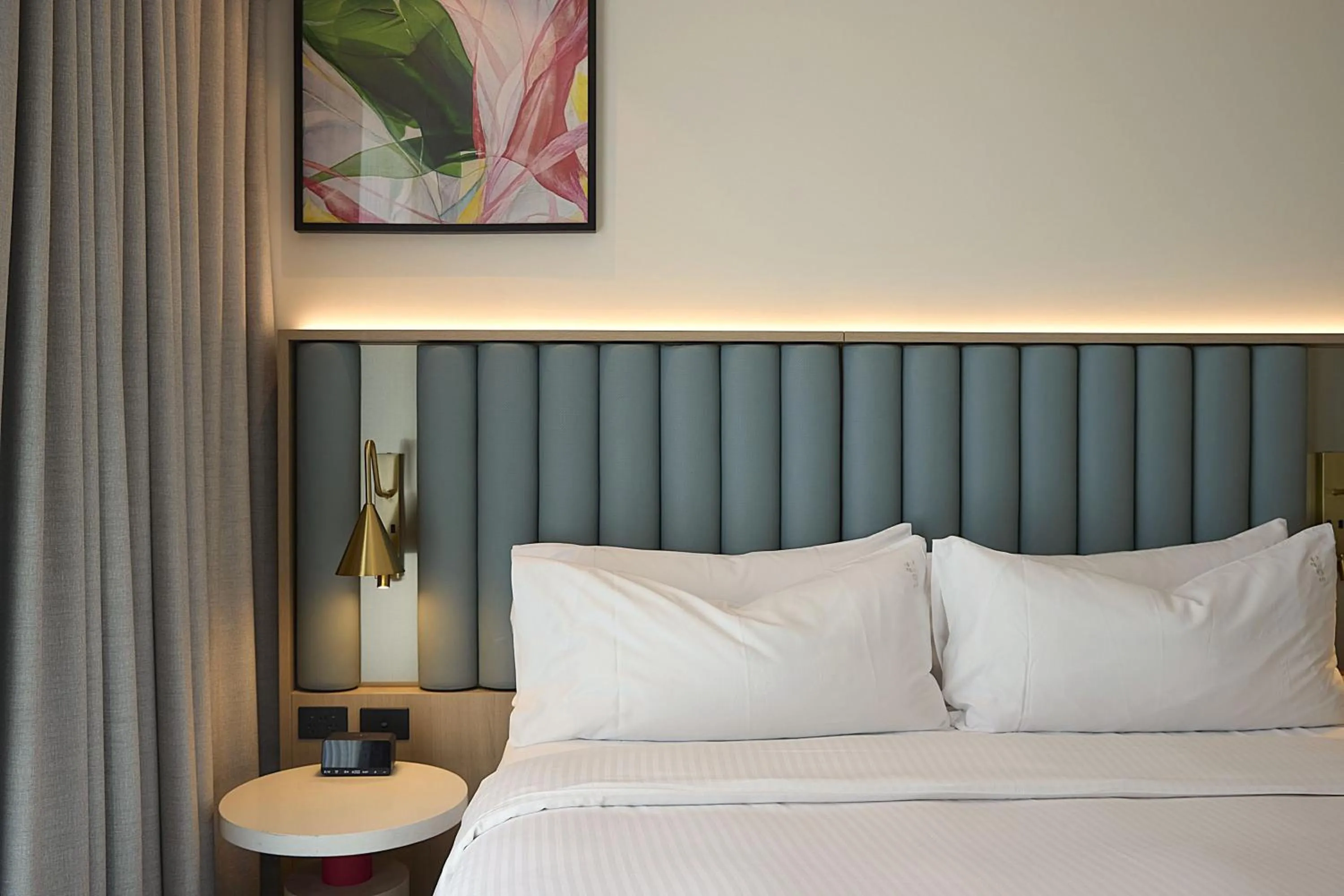 Photo of the whole room, Bed in Holiday Inn & Suites Geelong by IHG