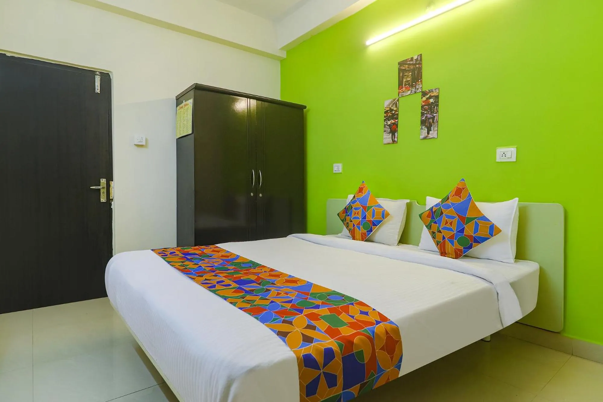 Communal lounge/ TV room, Bed in FabHotel Broholic - Nr Biodiversity Complex, Gachibowli Silpa Gram Craft Village, HITEC City