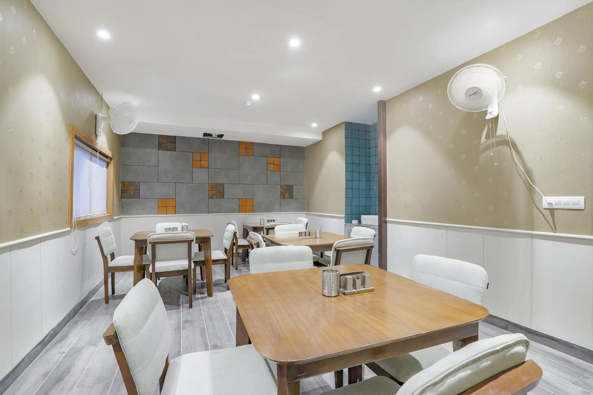 Restaurant/places to eat in FabHotel Meritus Inn