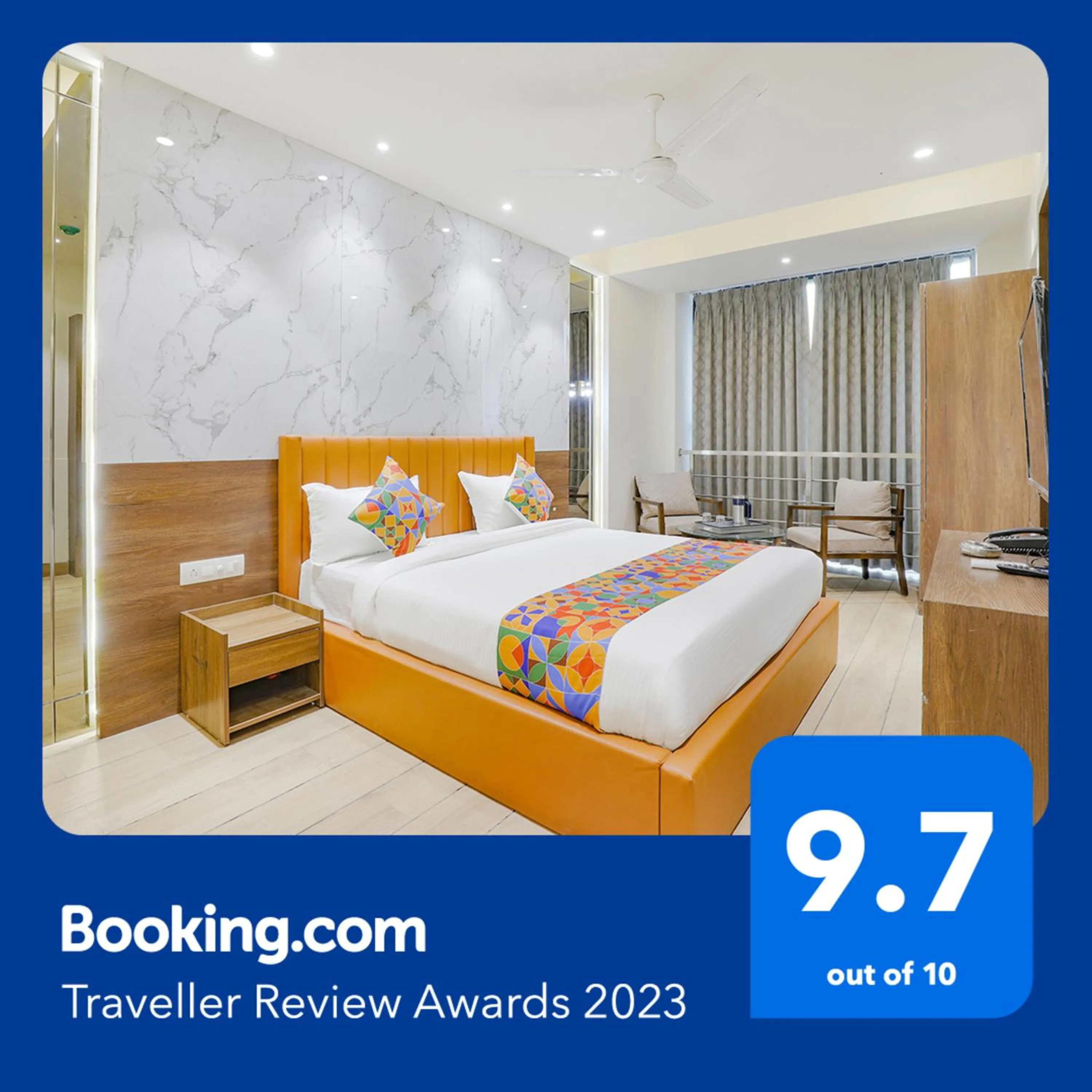 Communal lounge/ TV room in FabHotel Meritus Inn