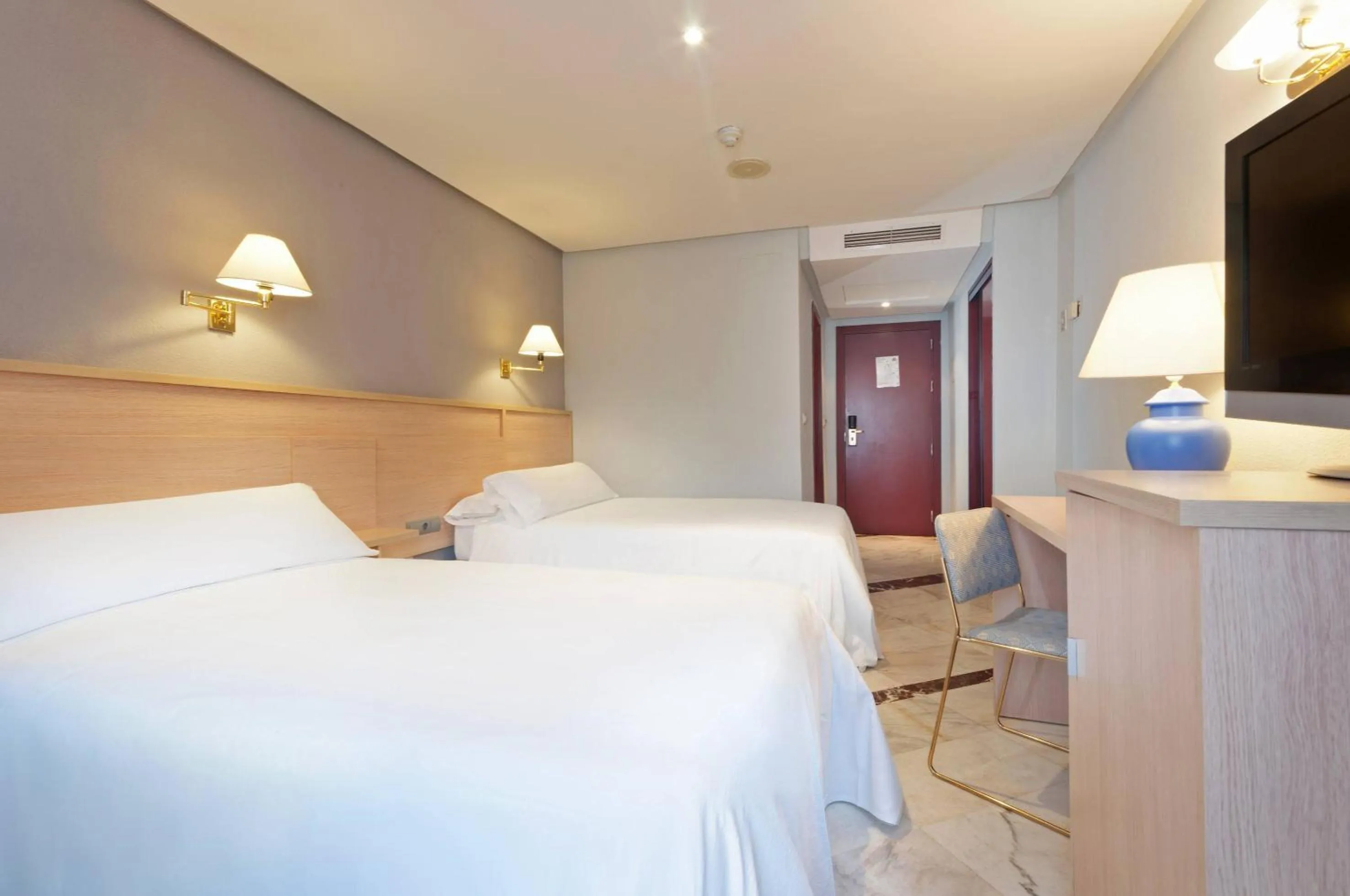 Property building, Bed in Hotel Puertollano