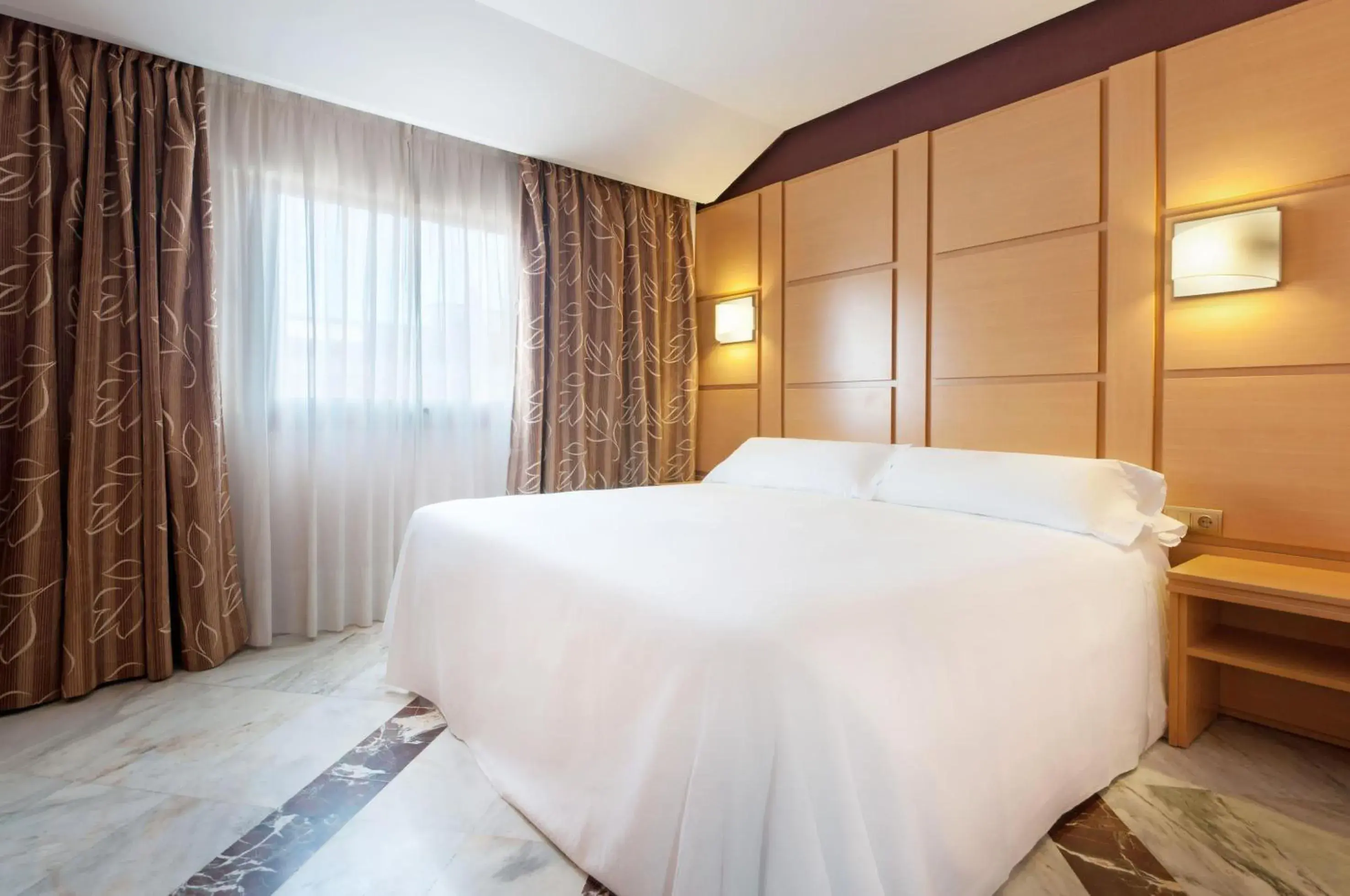 Superior Double Room with Queen Bed in Hotel Puertollano Superior Double Room with Queen Bed in Hotel Puertollano