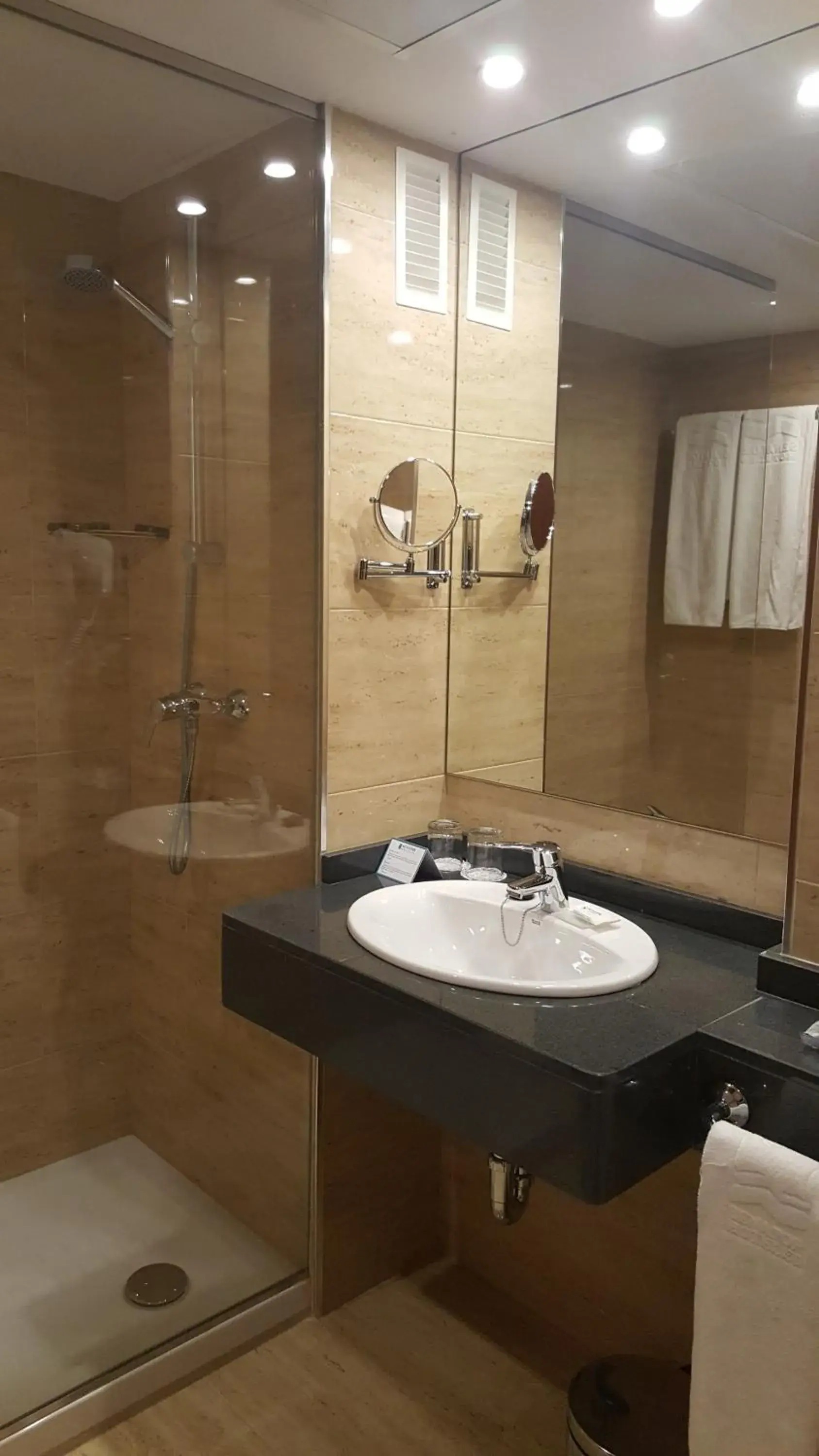 Two Double or Twin Room Connected in Senator Barajas Two Double or Twin Room Connected in Senator Barajas