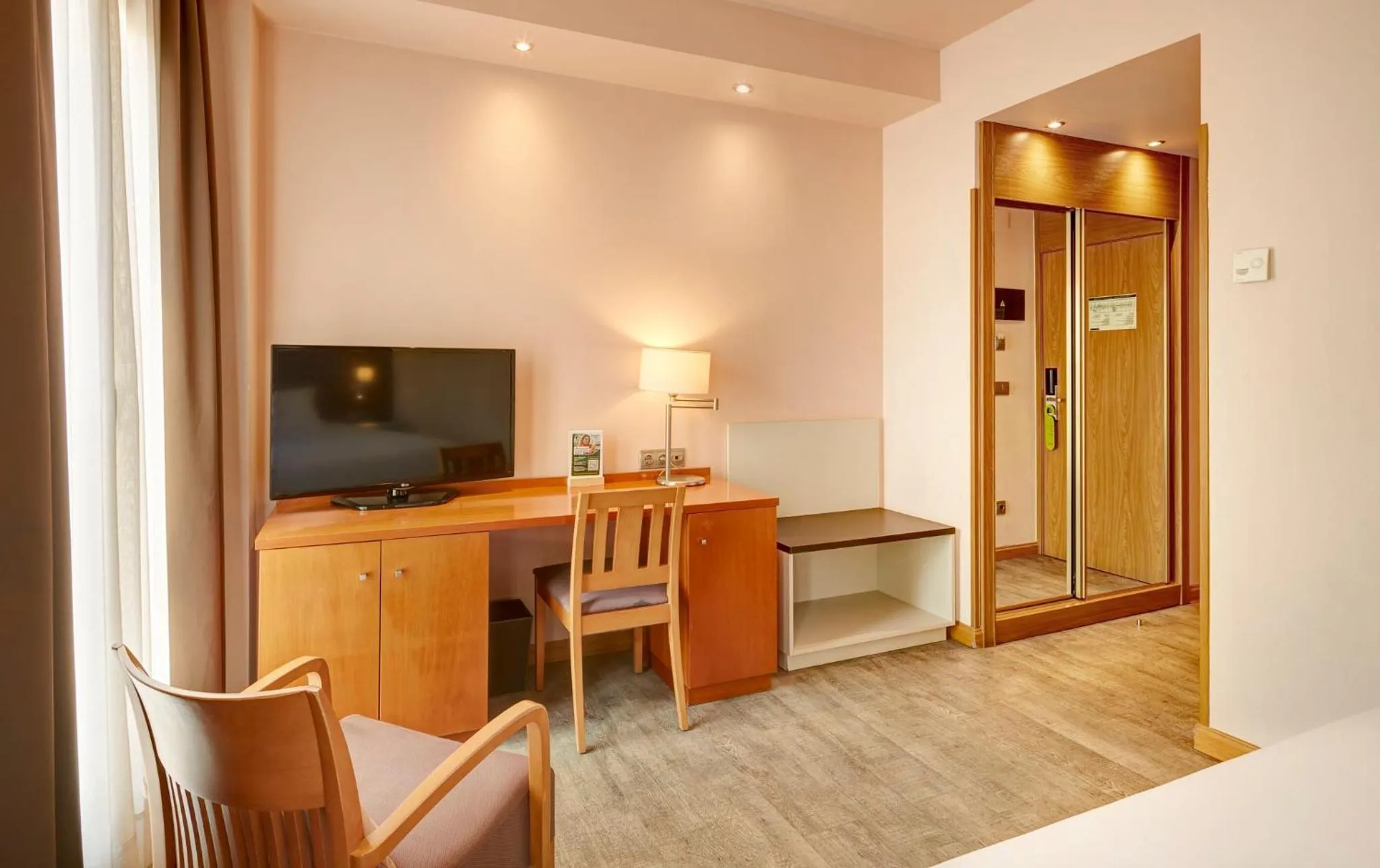 Photo of the whole room, Bed in Sercotel Alcalá 611