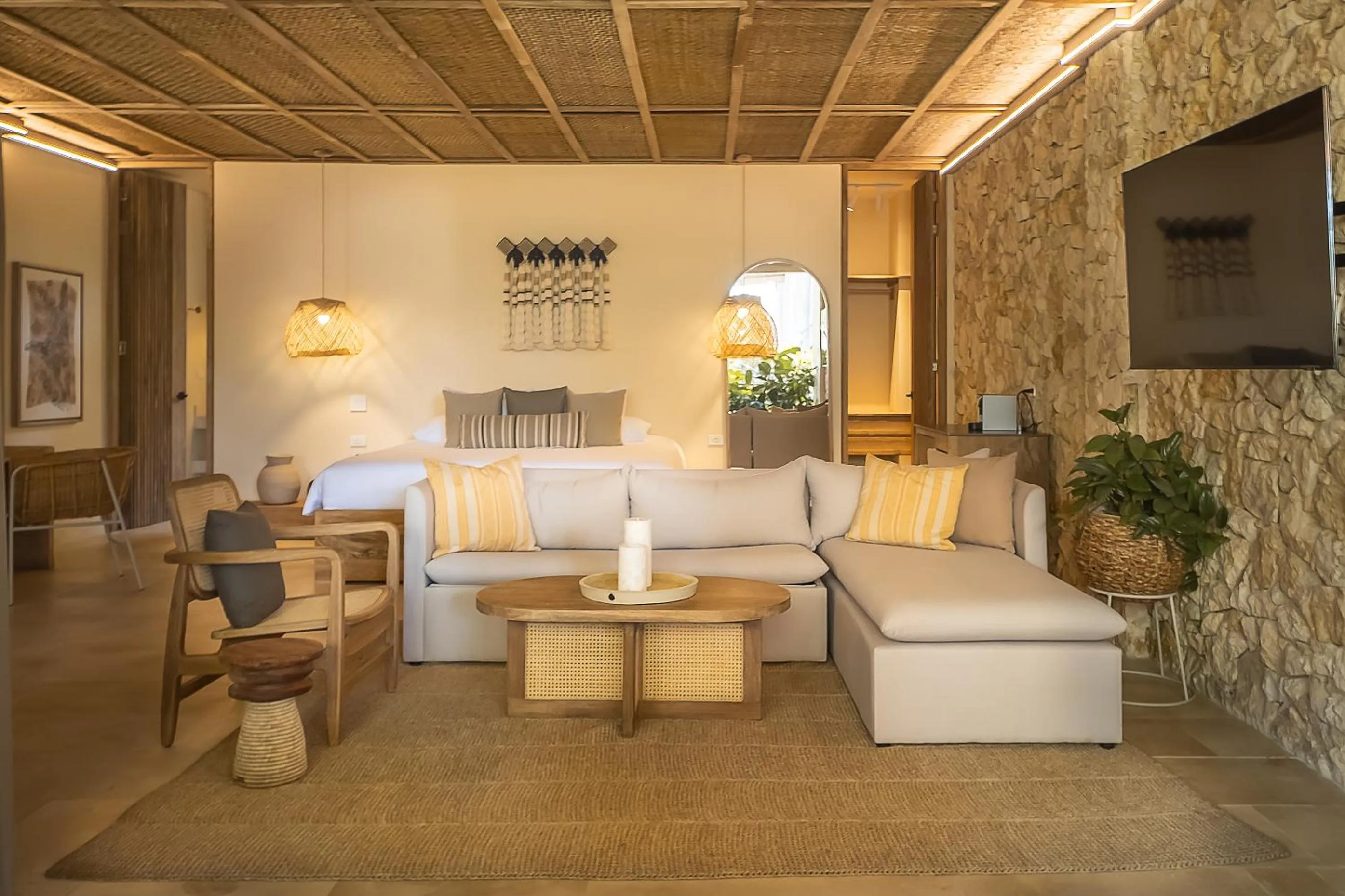 Communal lounge/ TV room in Hotel Aimarawa