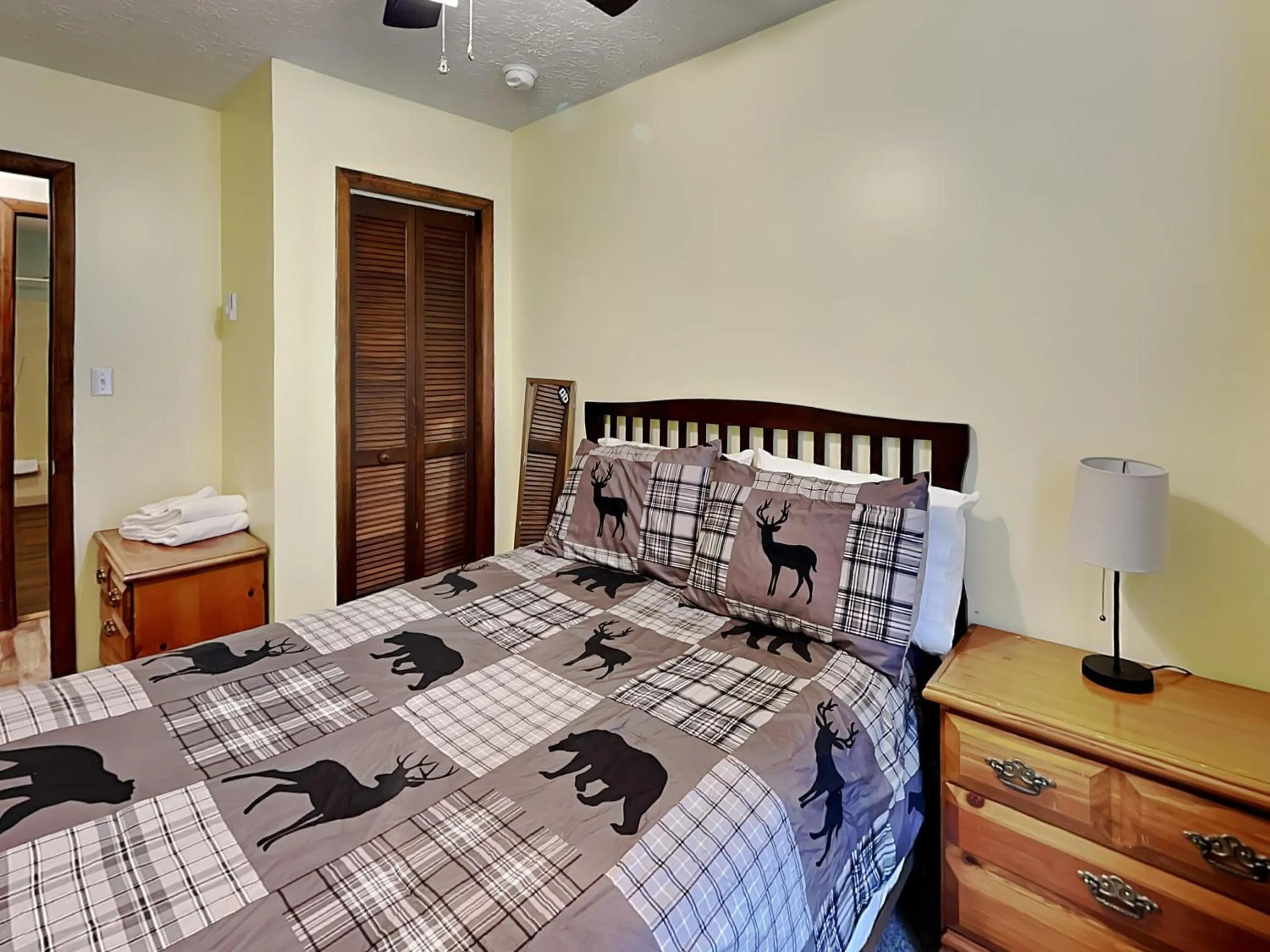 Bed in Fawn View Cabin