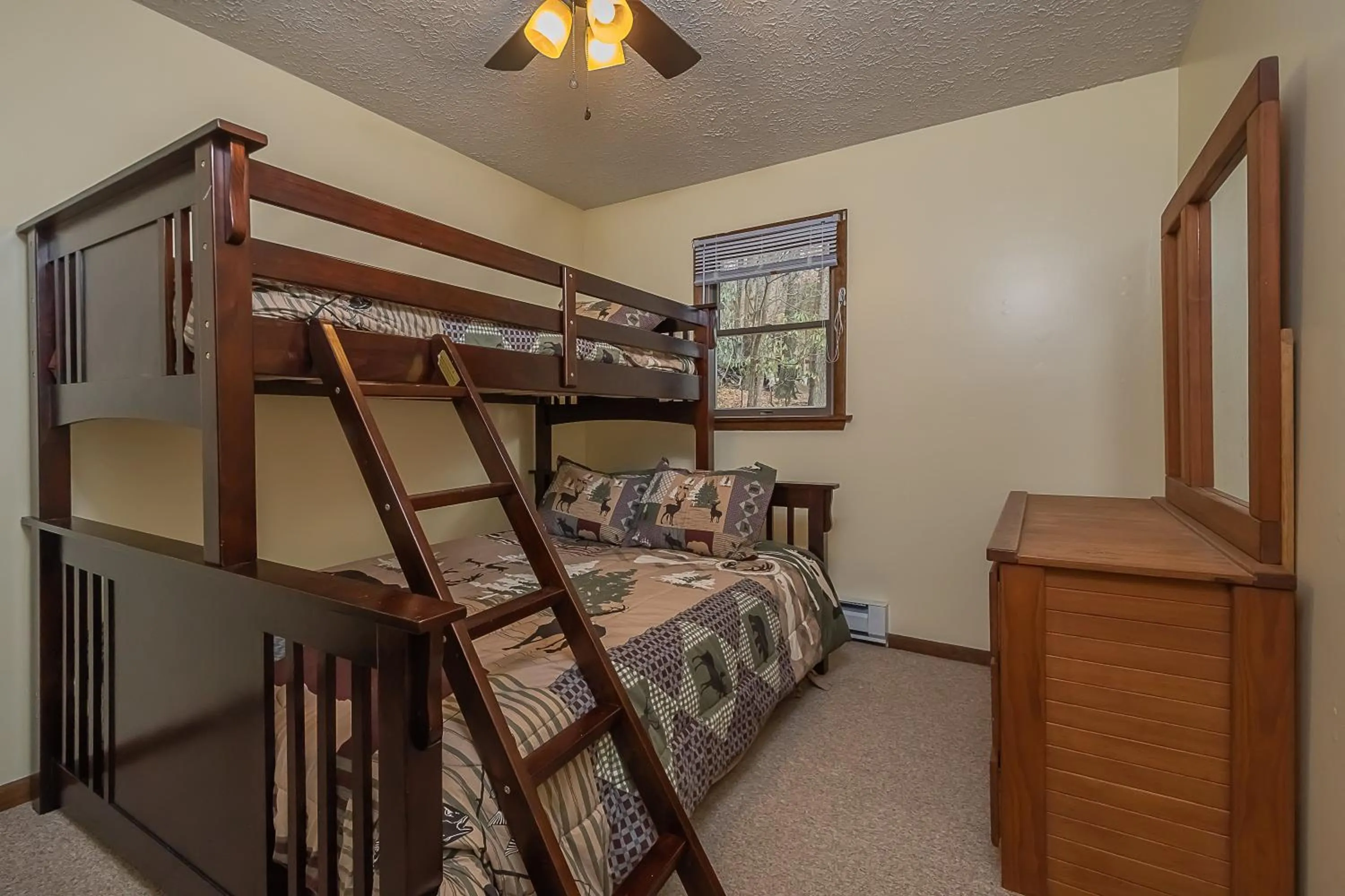 Property building, Bed in Fawn View Cabin