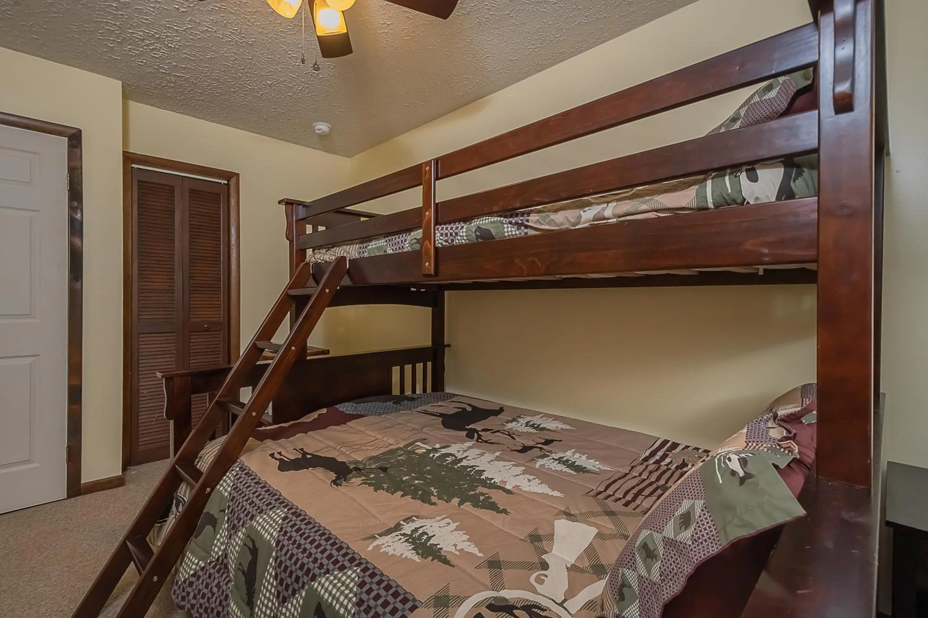 Property building, Bed in Fawn View Cabin