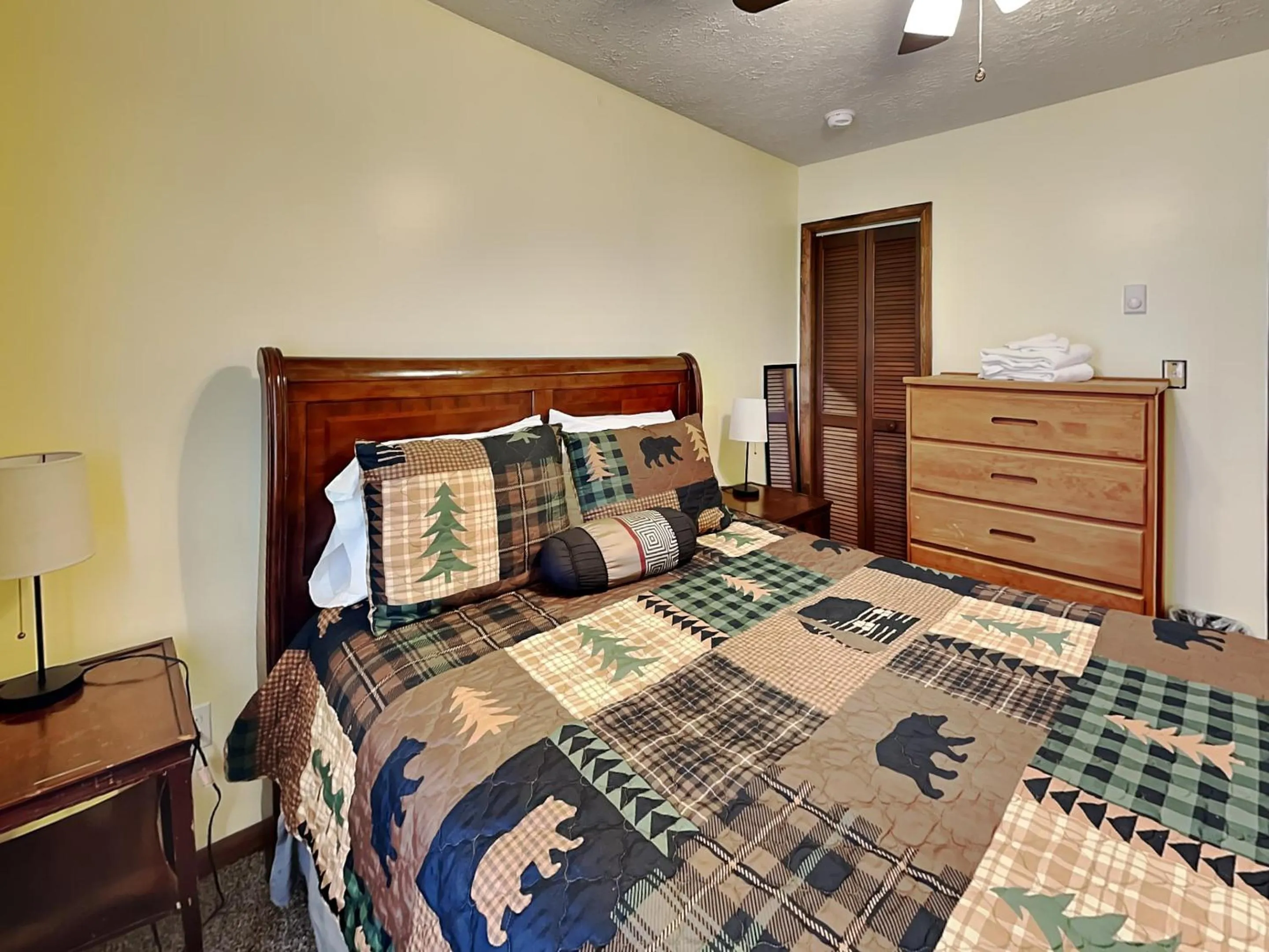Bed in Fawn View Cabin