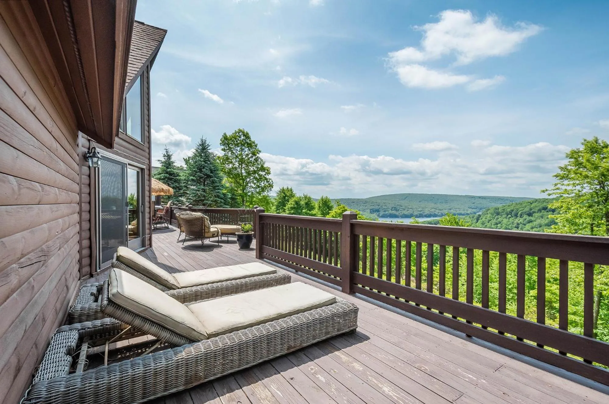 Property building in Happyplace Hideaway