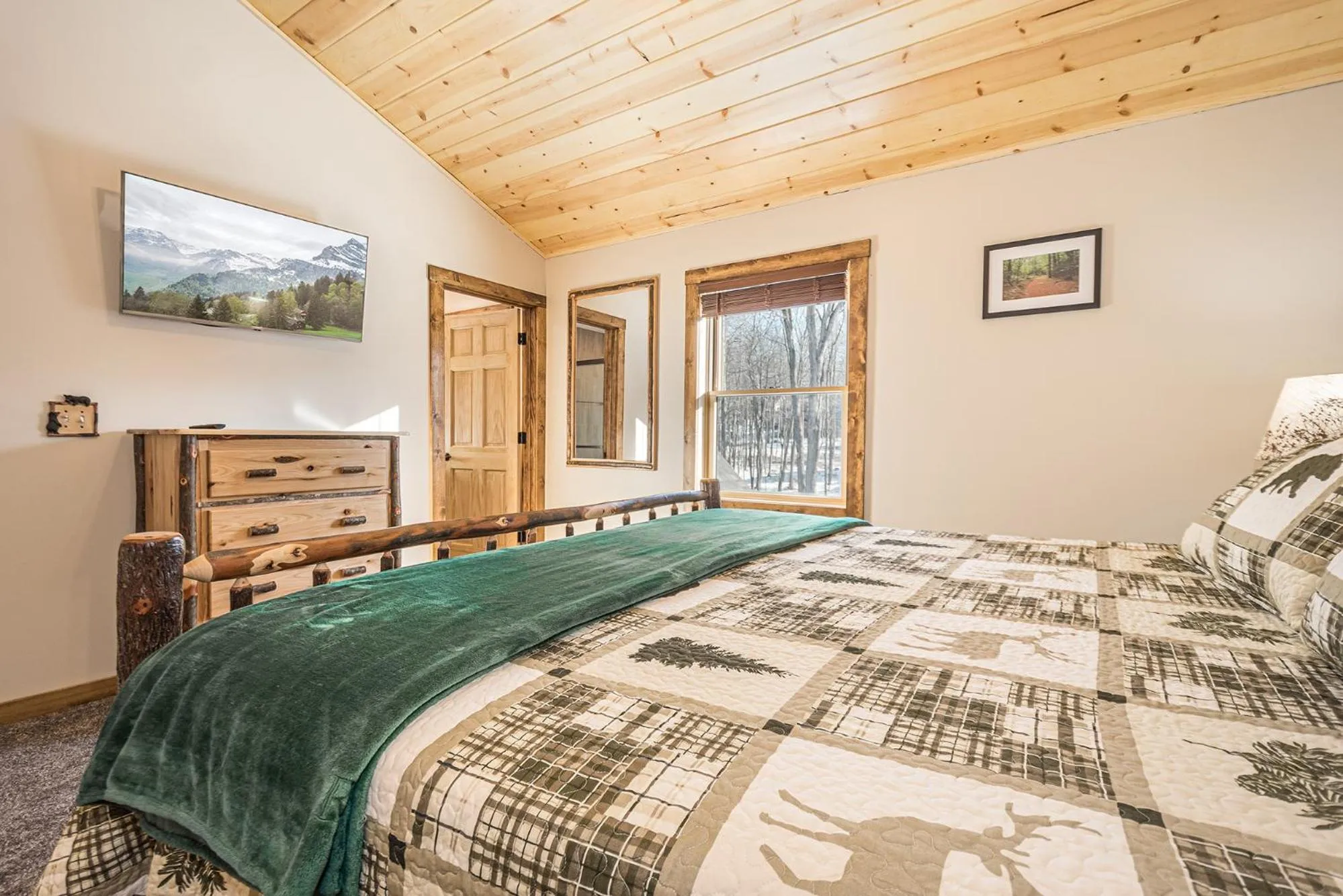 Property building, Bed in Honey Bear Hideaway
