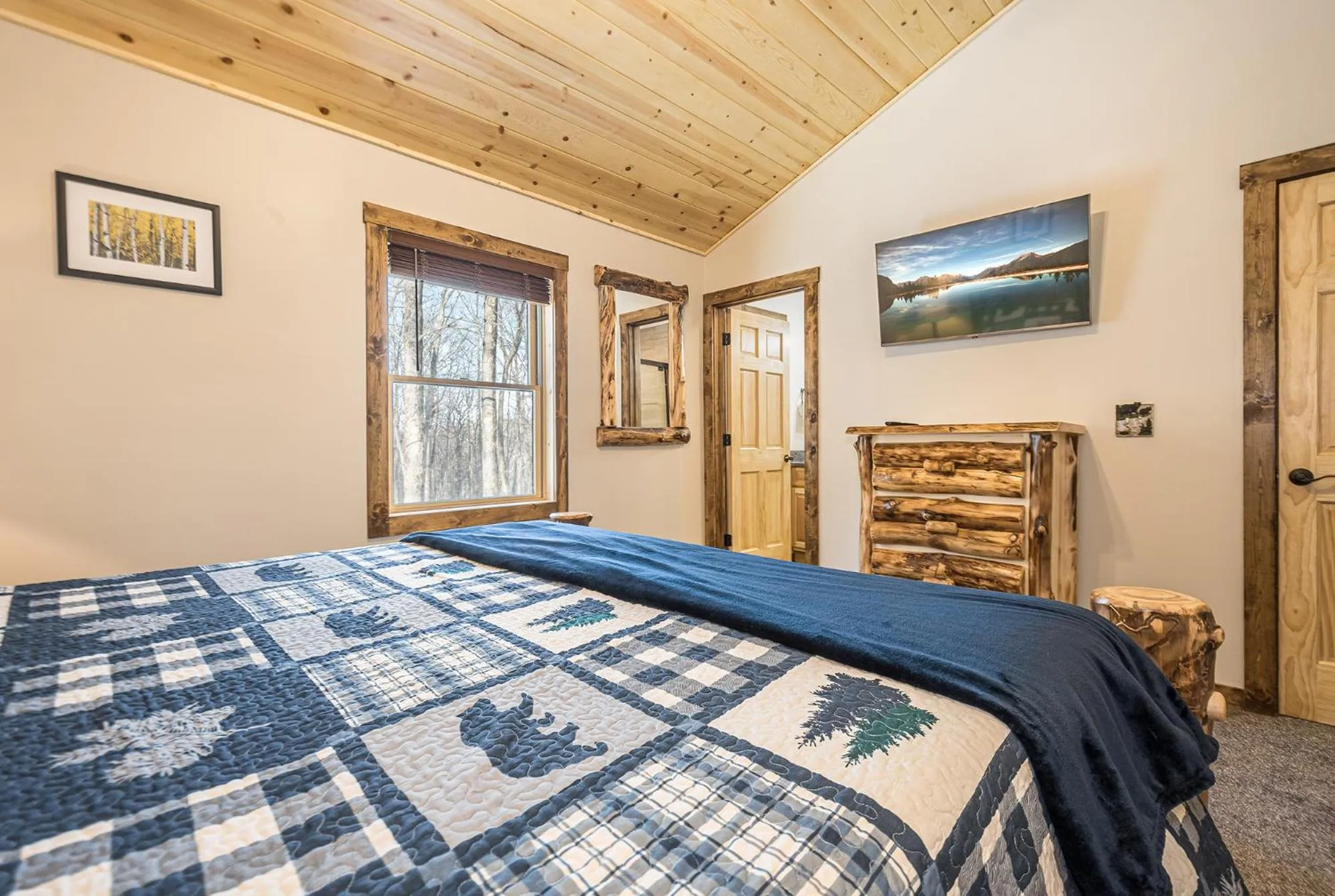 Property building, Bed in Honey Bear Hideaway