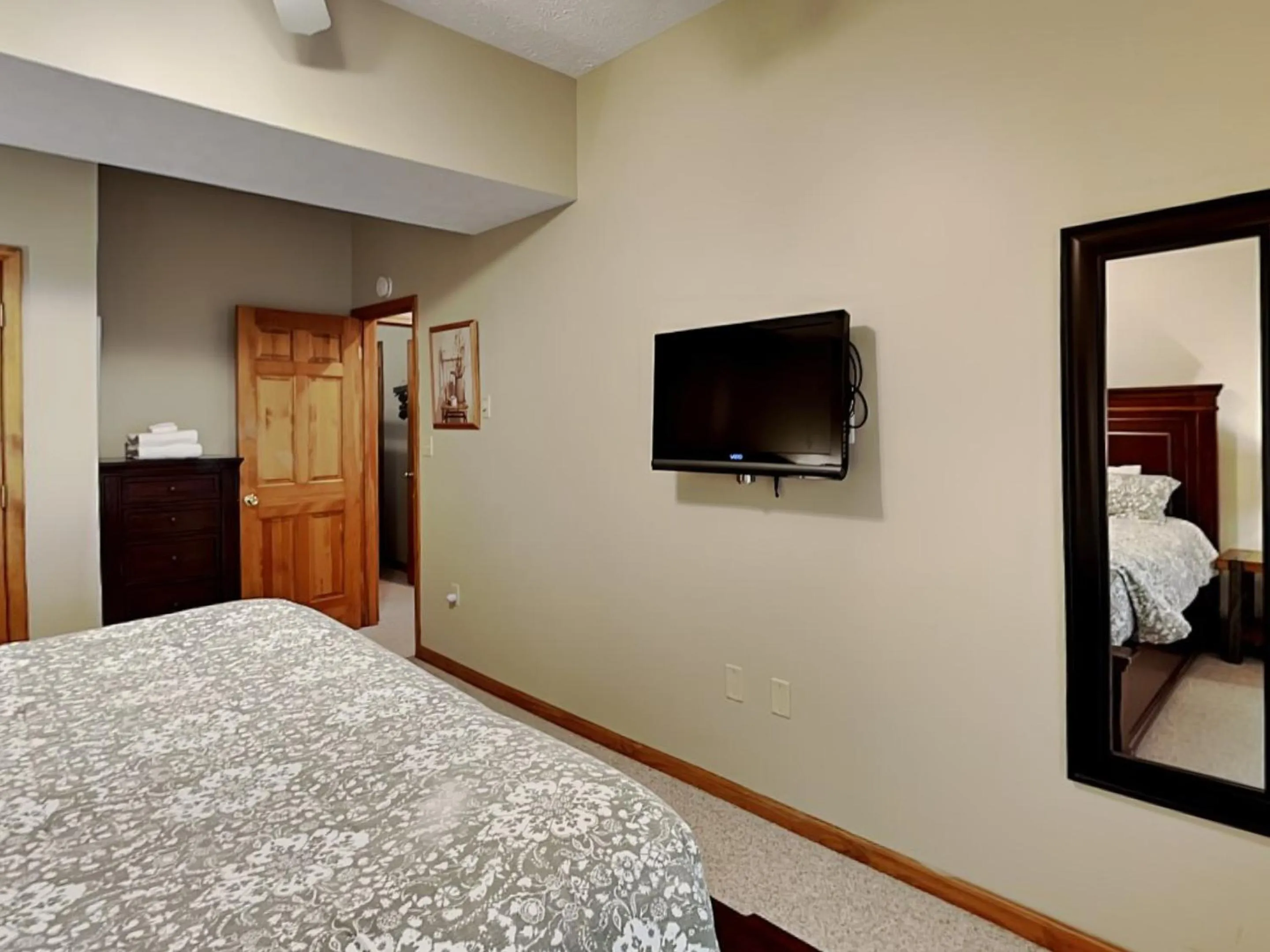 Bed in Lake Dreaming