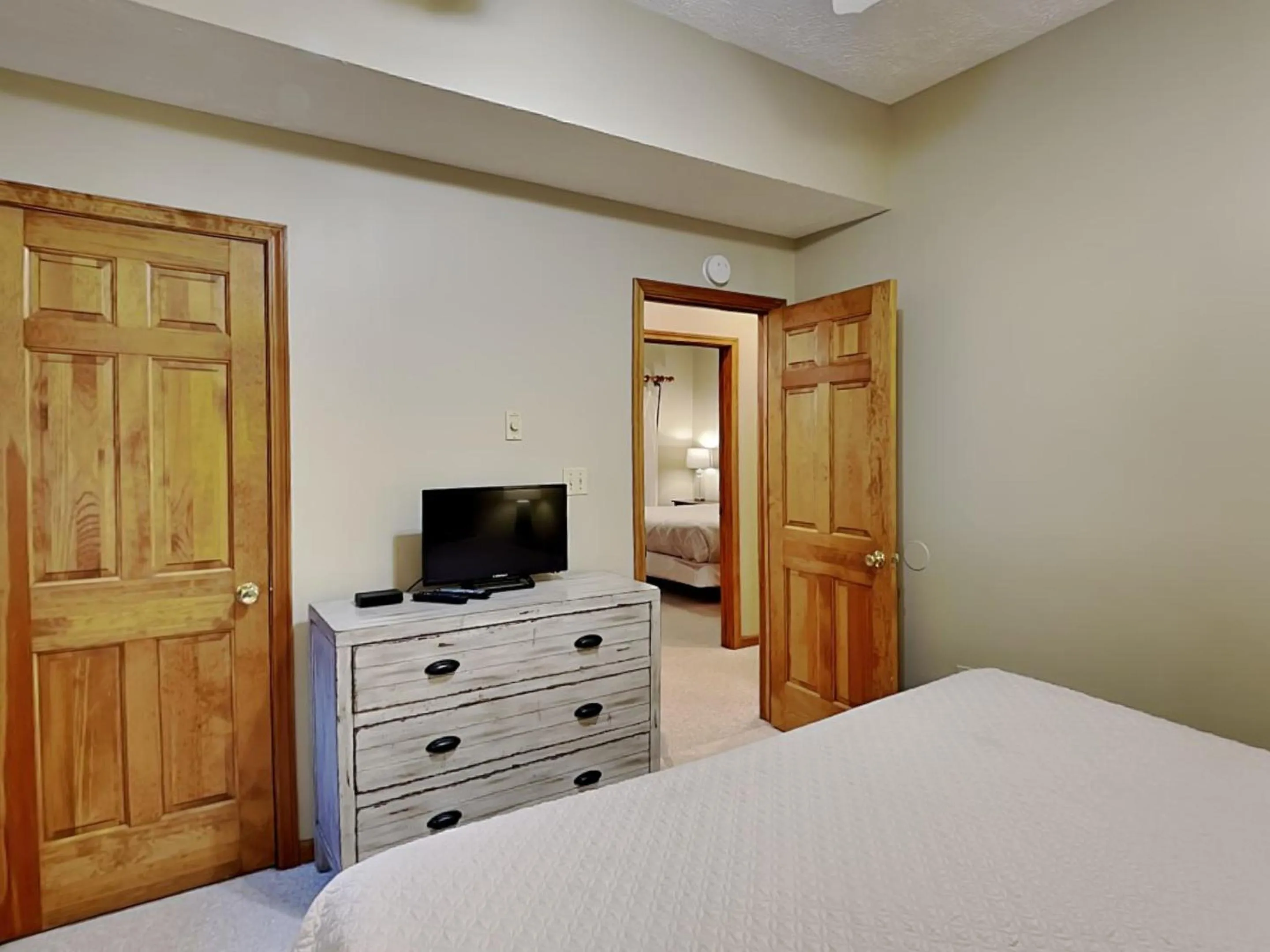 Bed in Lake Dreaming