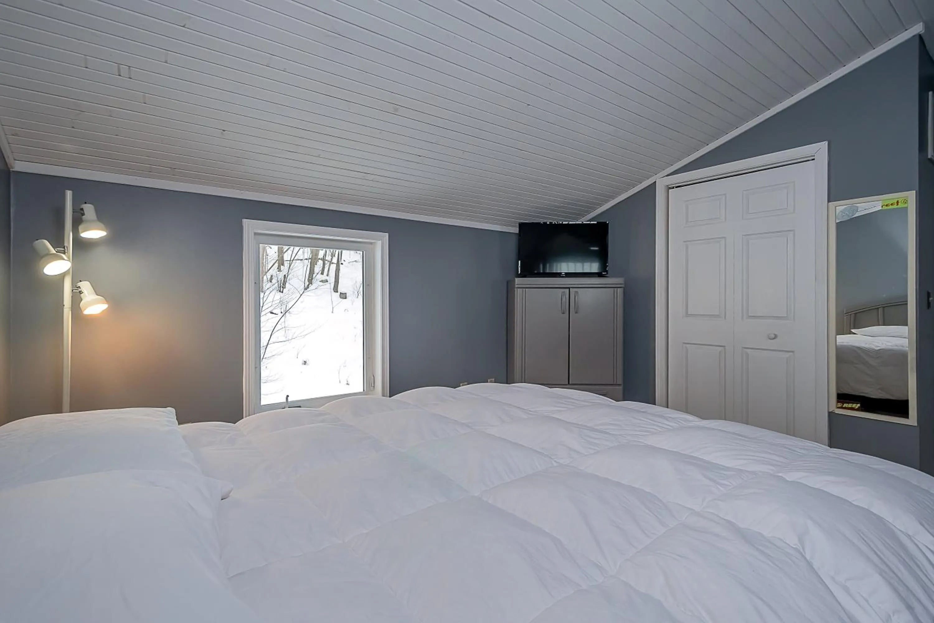 Property building, Bed in Lake Life HQ