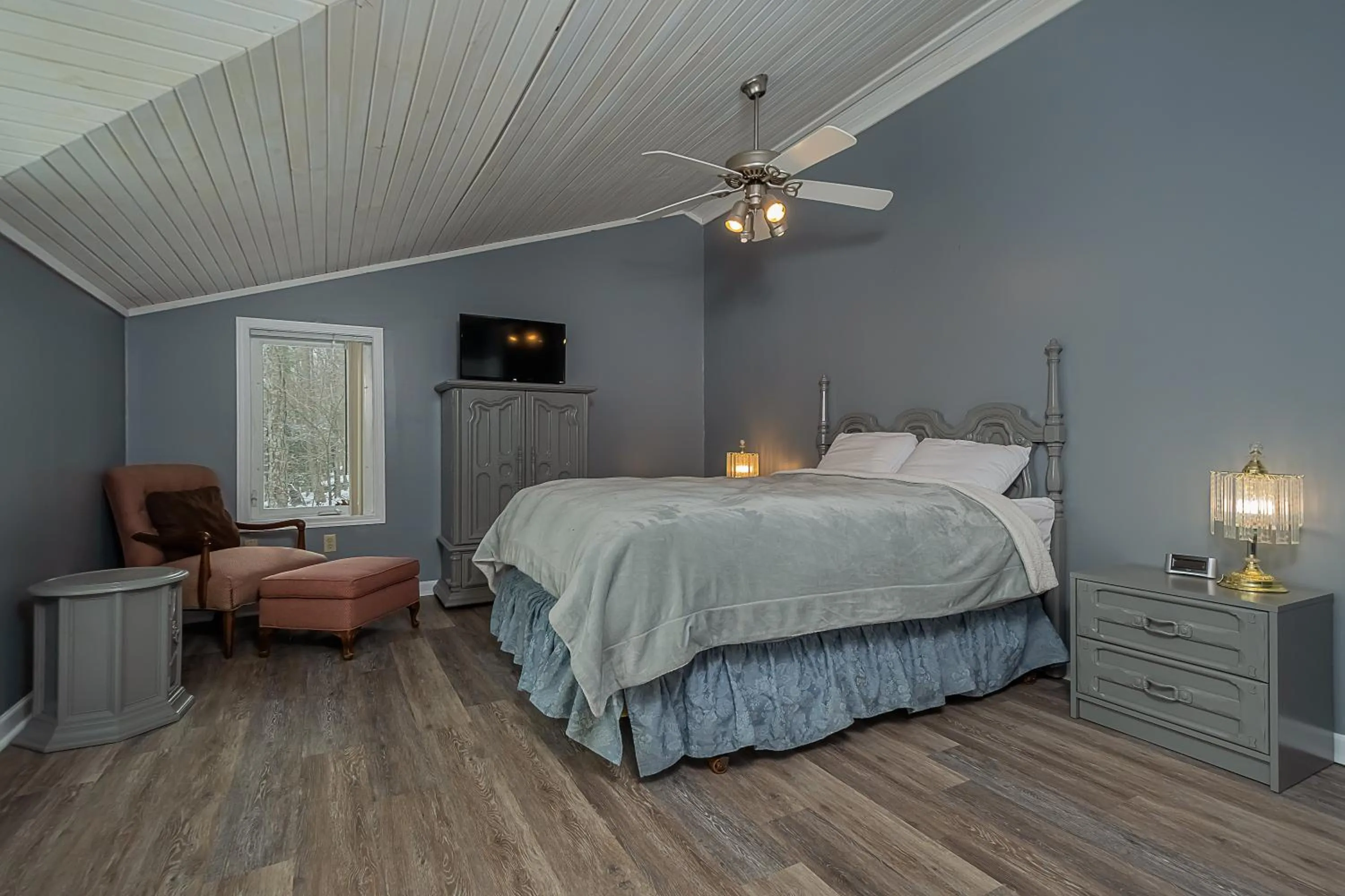 Property building, Bed in Lake Life HQ