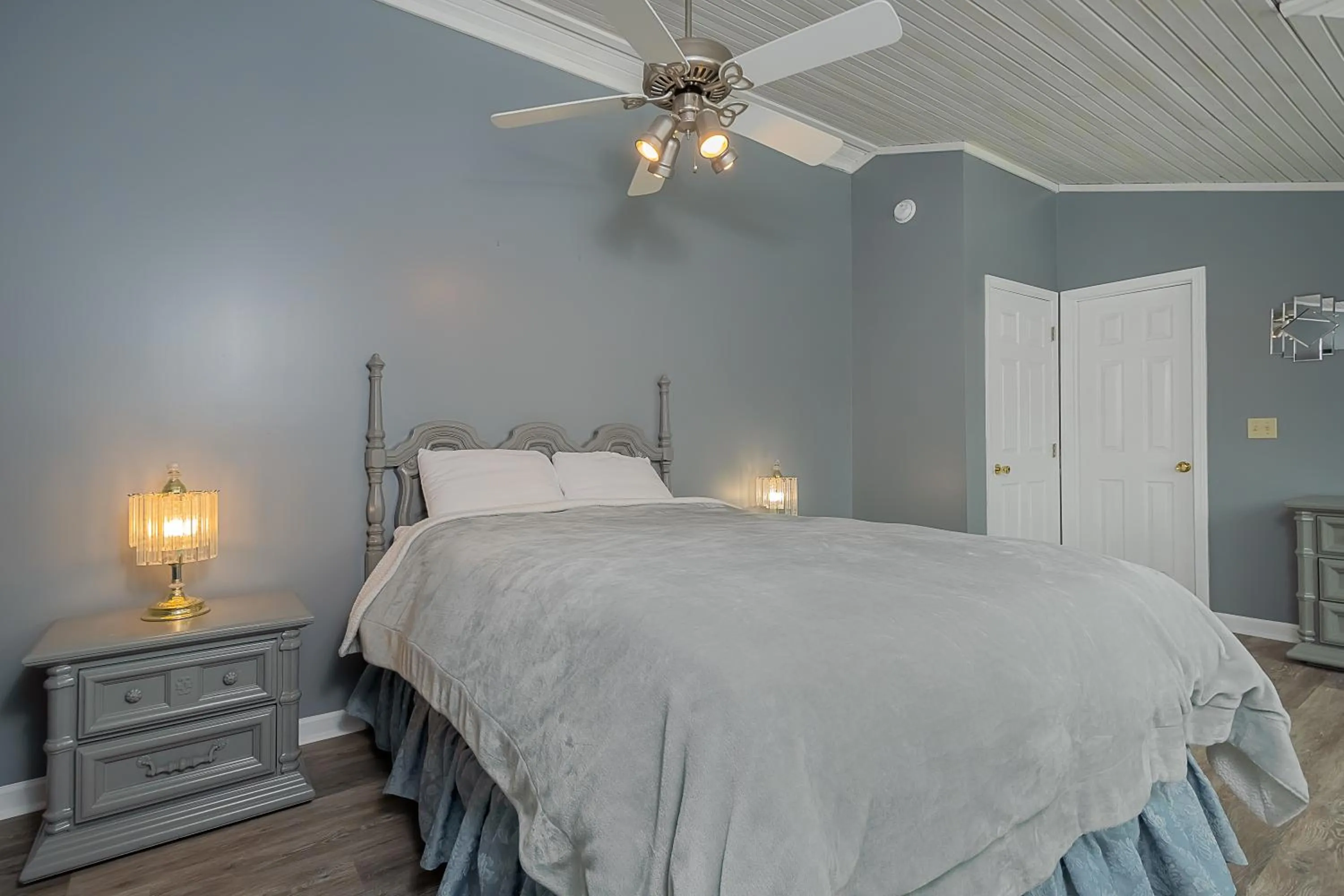 Property building, Bed in Lake Life HQ