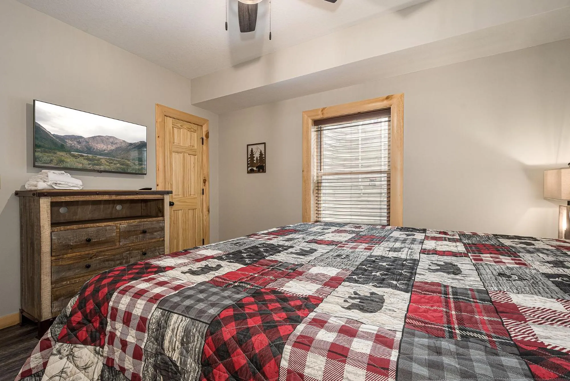 Bed in Mountain Crest Lodge