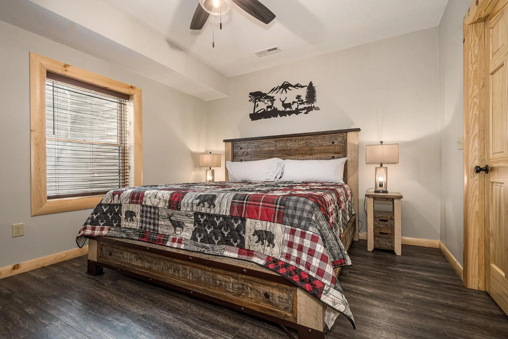 Bed in Mountain Crest Lodge