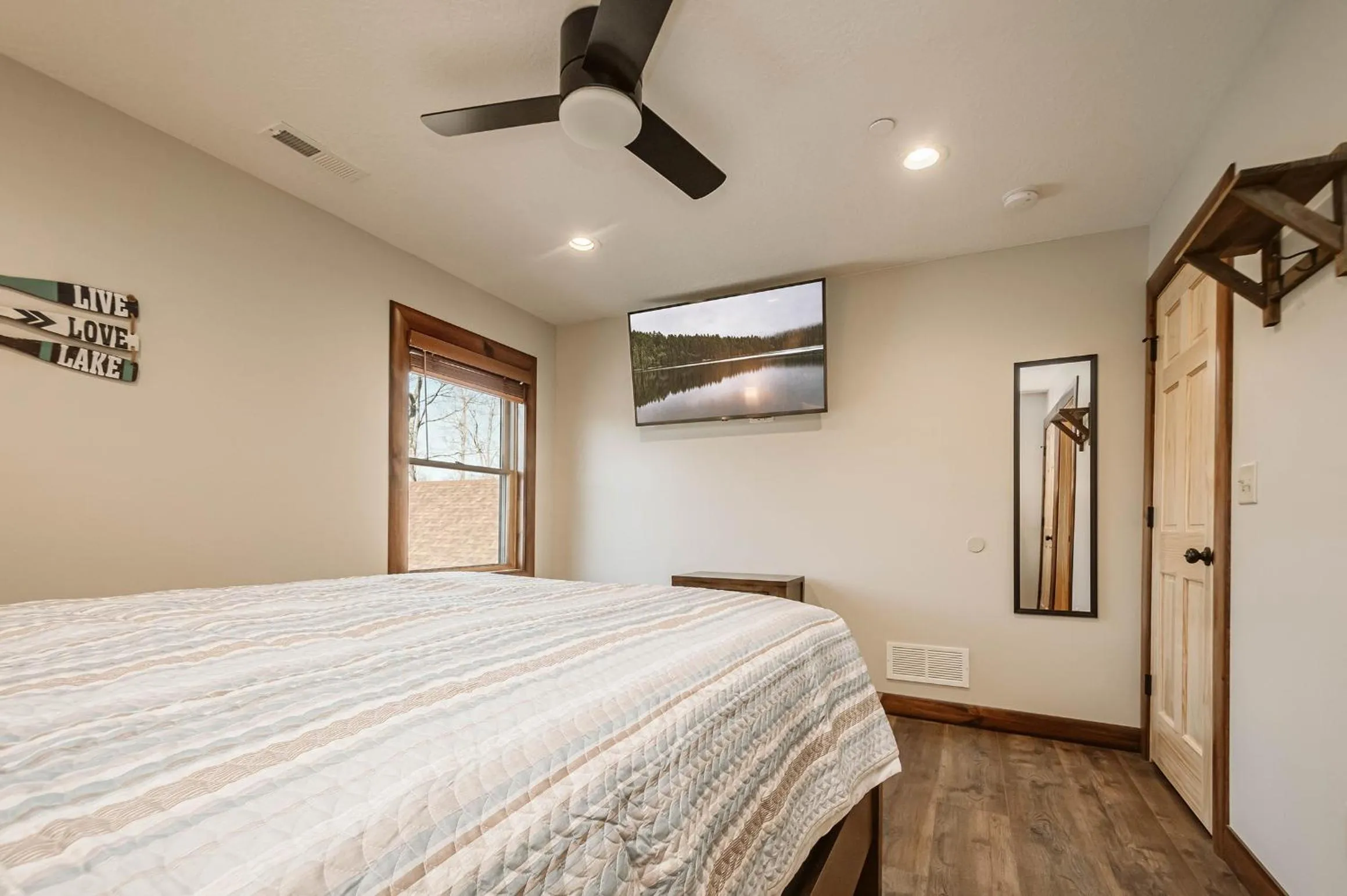 Property building, Bed in Water & Mountain Retreat