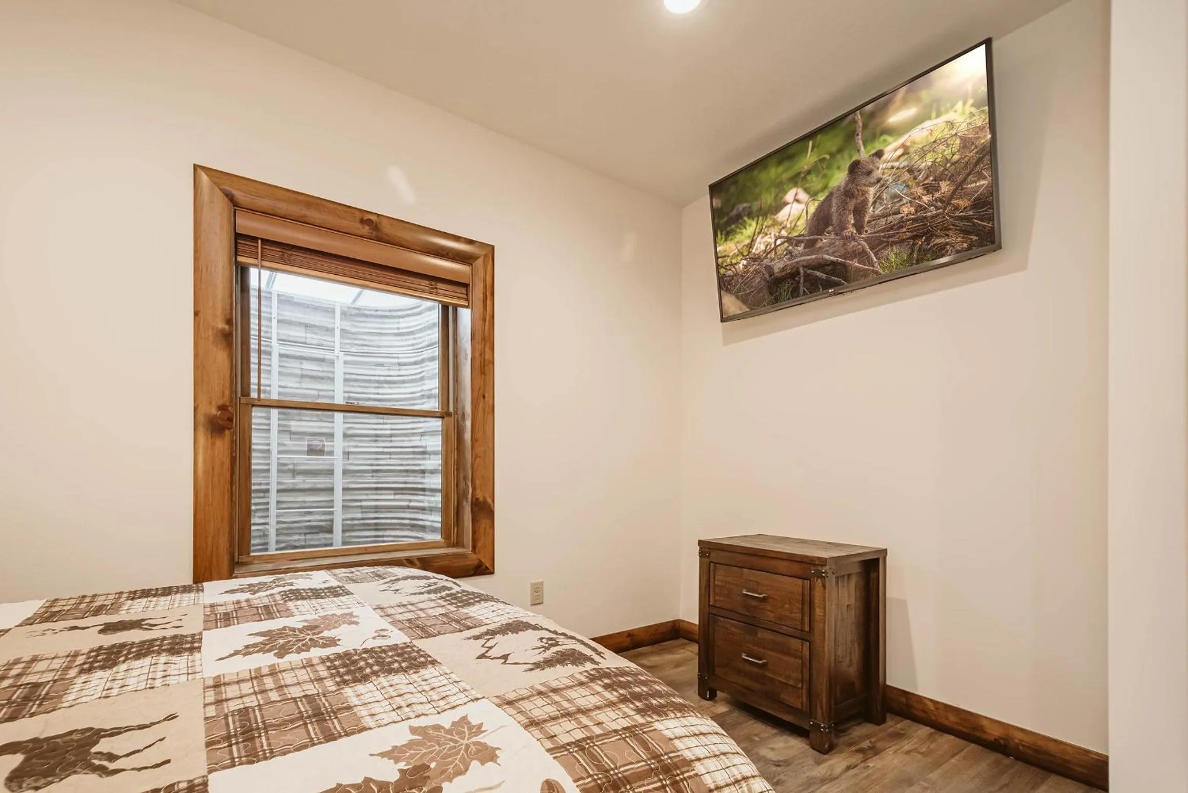 Property building, Bed in Water & Mountain Retreat