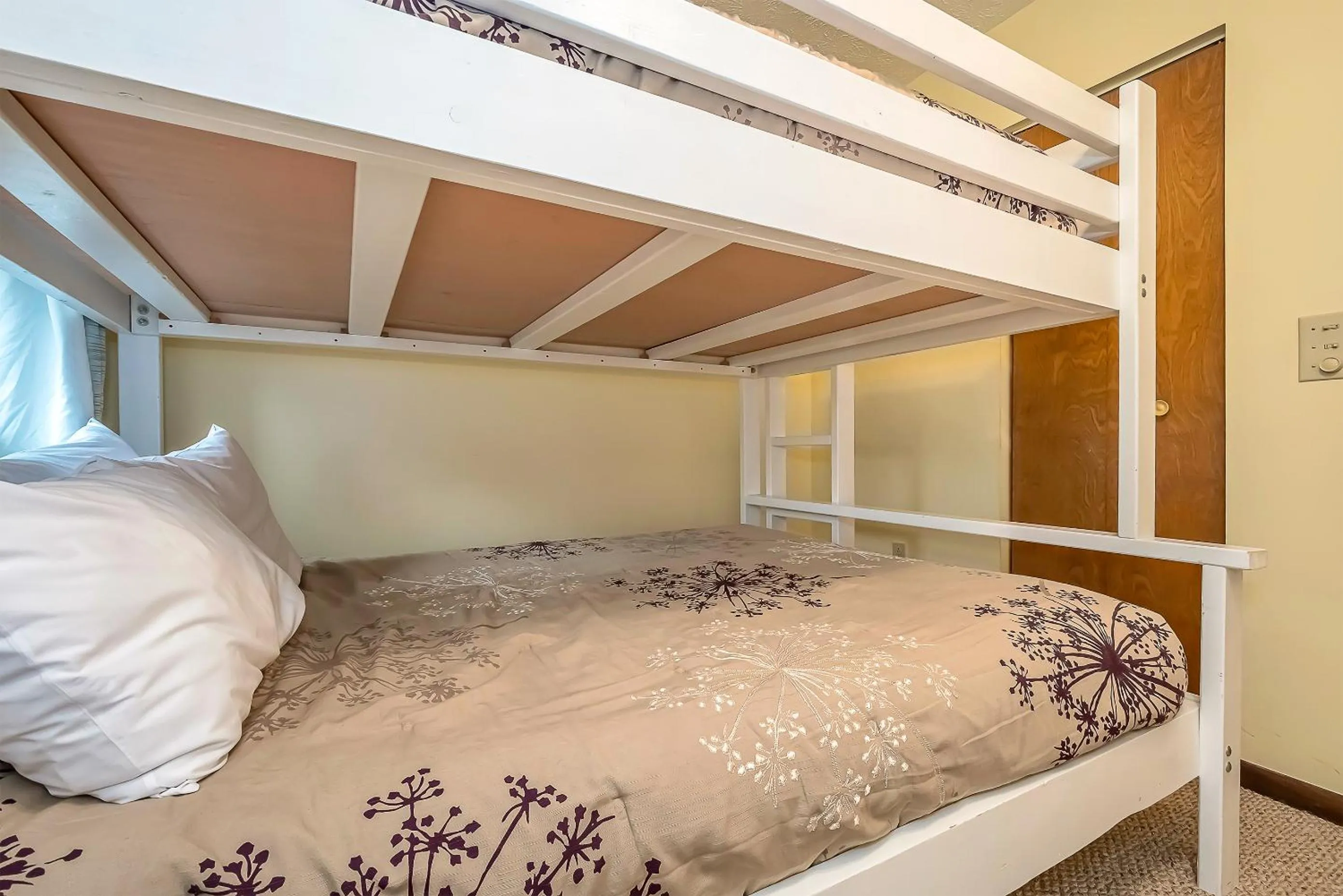 Property building, Bed in Ski Harbor 19