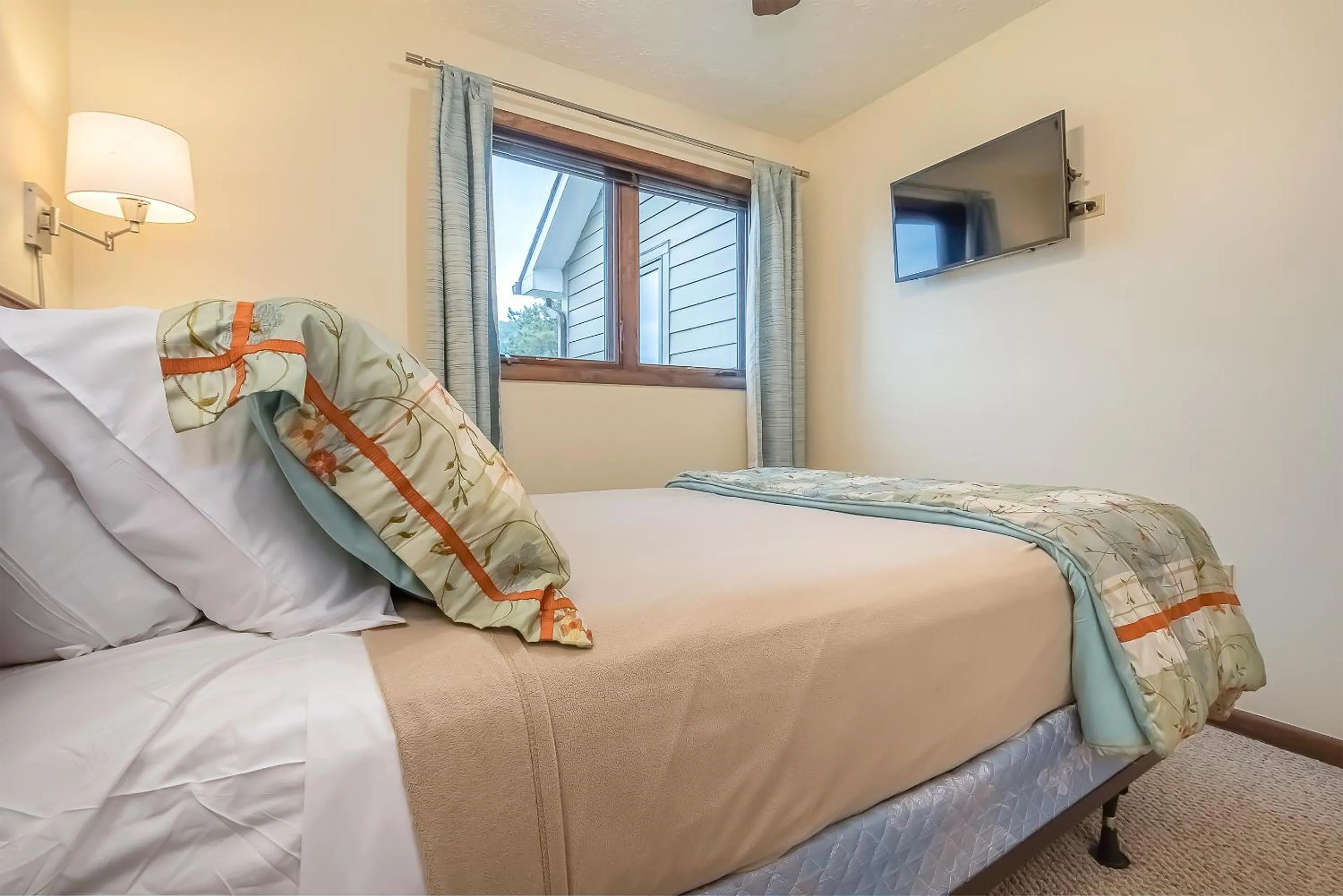 Property building, Bed in Ski Harbor 19