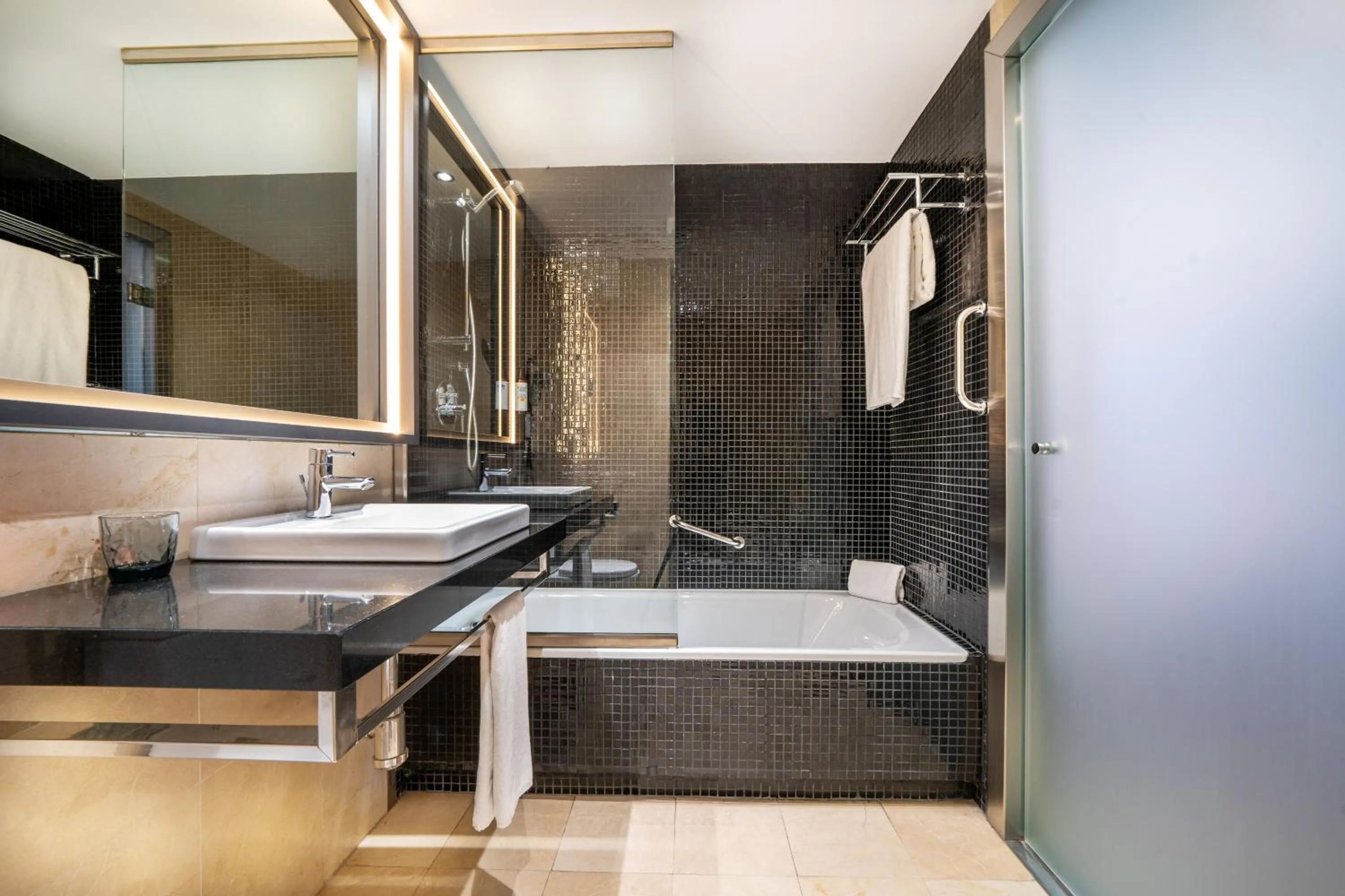 Shower in Hotel Cádiz Paseo del Mar, Affiliated by Meliá