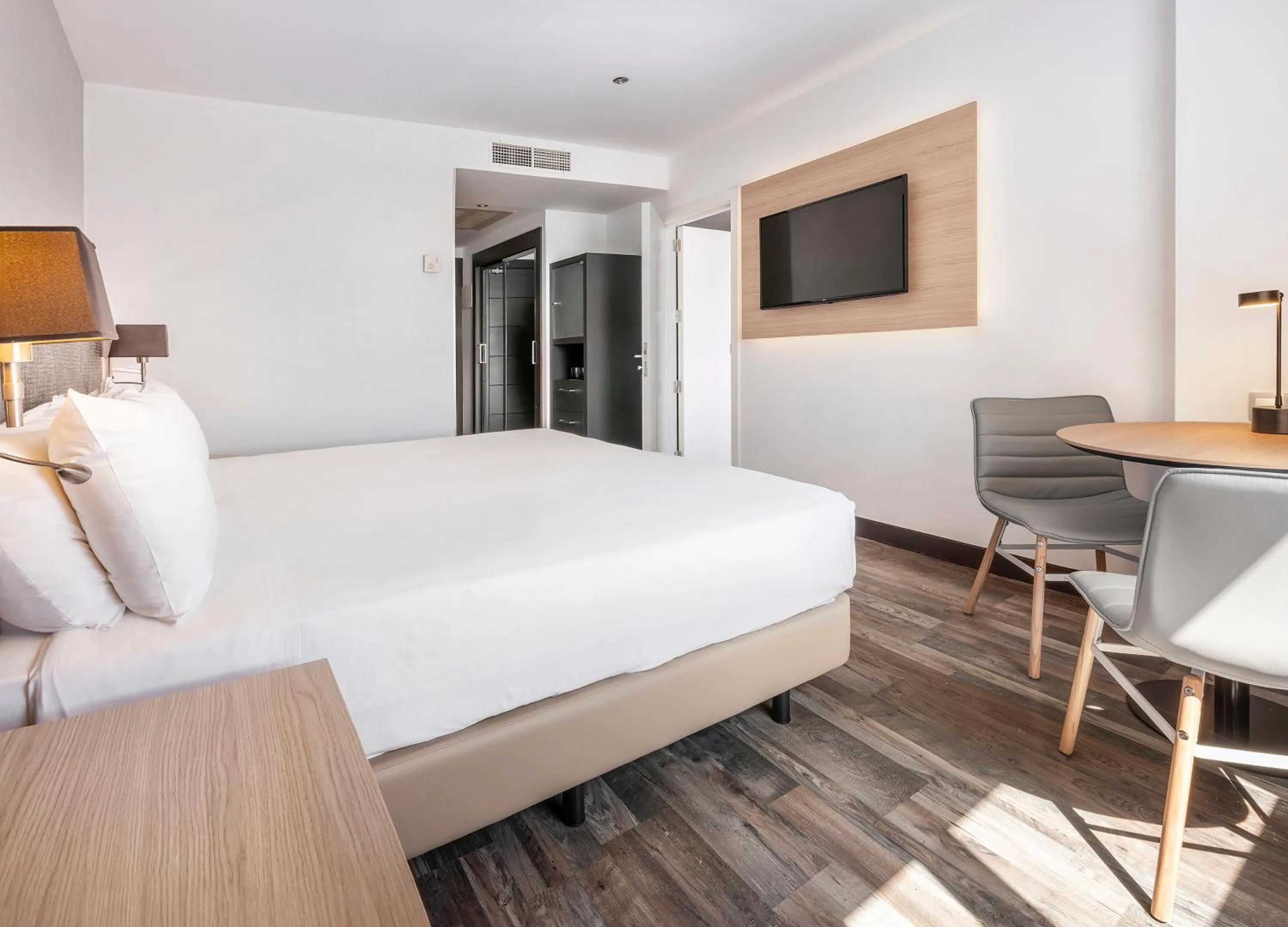 Bed in Hotel Cádiz Paseo del Mar, Affiliated by Meliá