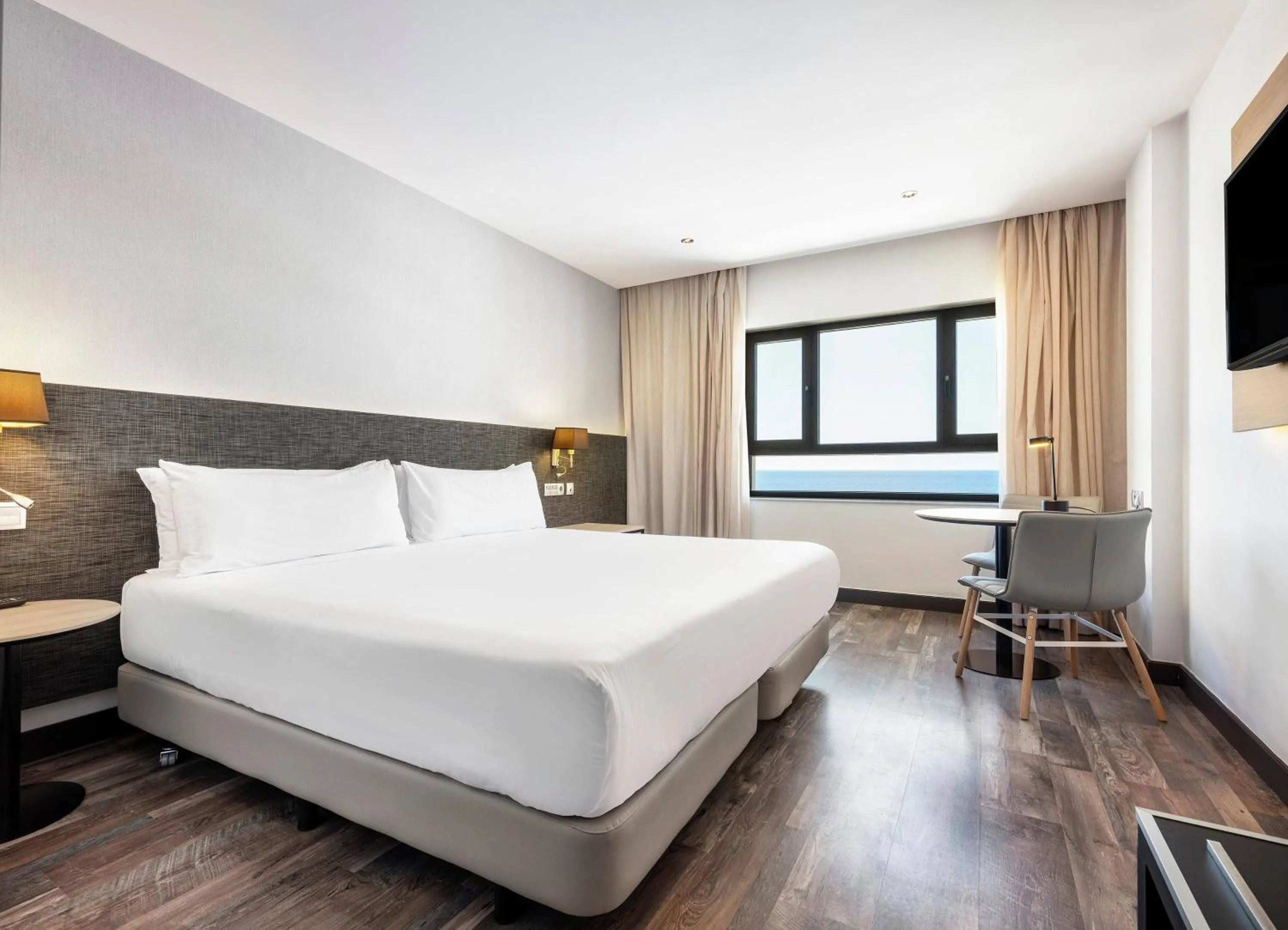 Bed in Hotel Cádiz Paseo del Mar Affiliated by Meliá