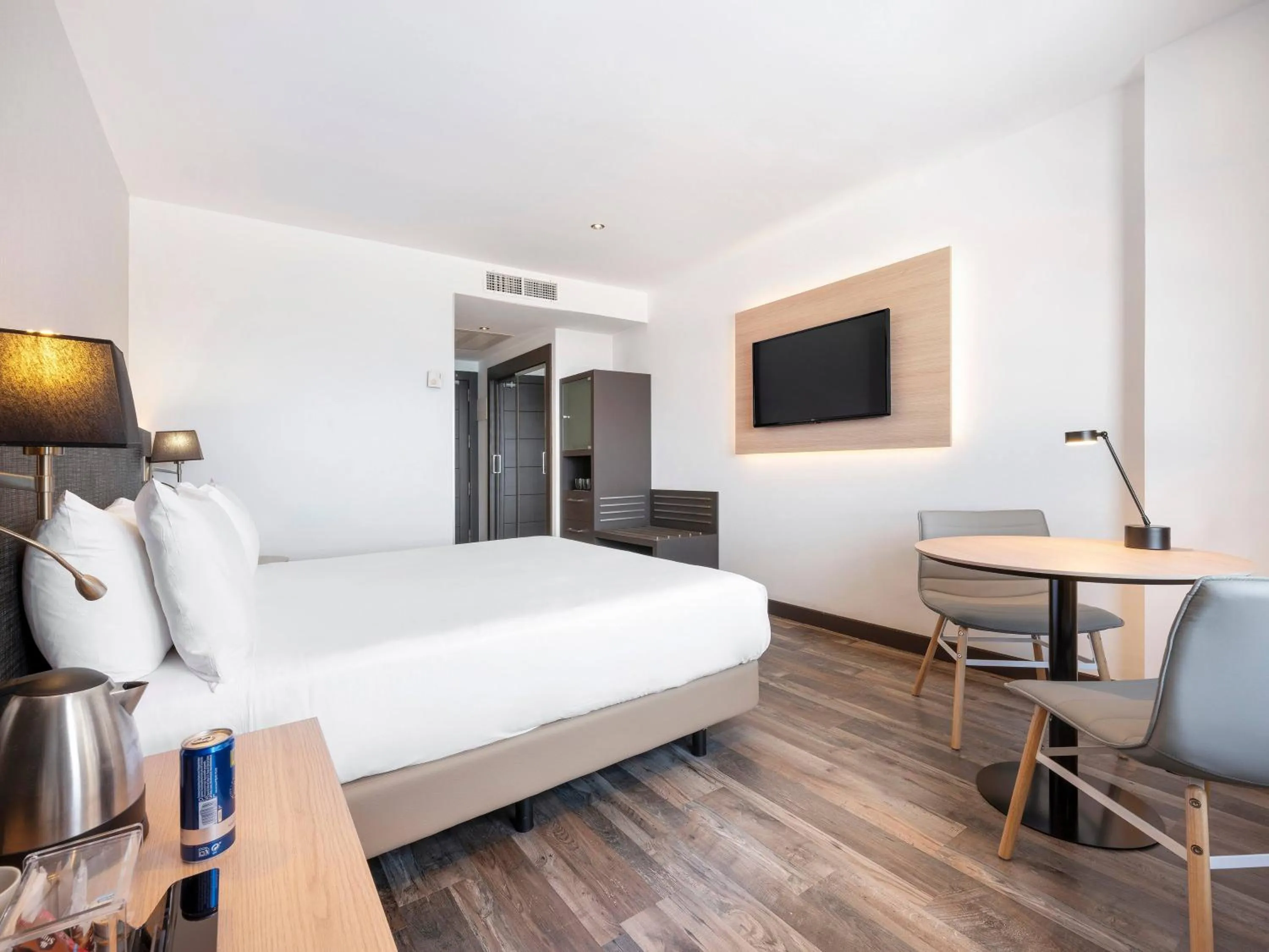 Bed in Hotel Cádiz Paseo del Mar Affiliated by Meliá