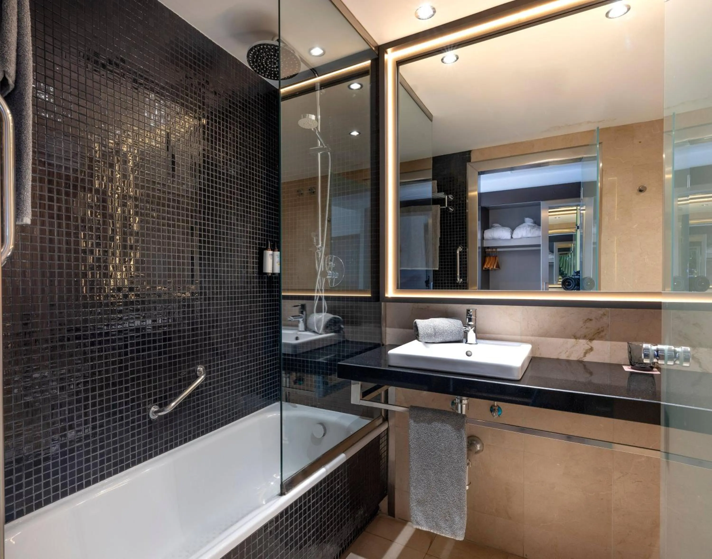 Bathroom in Hotel Cádiz Paseo del Mar Affiliated by Meliá