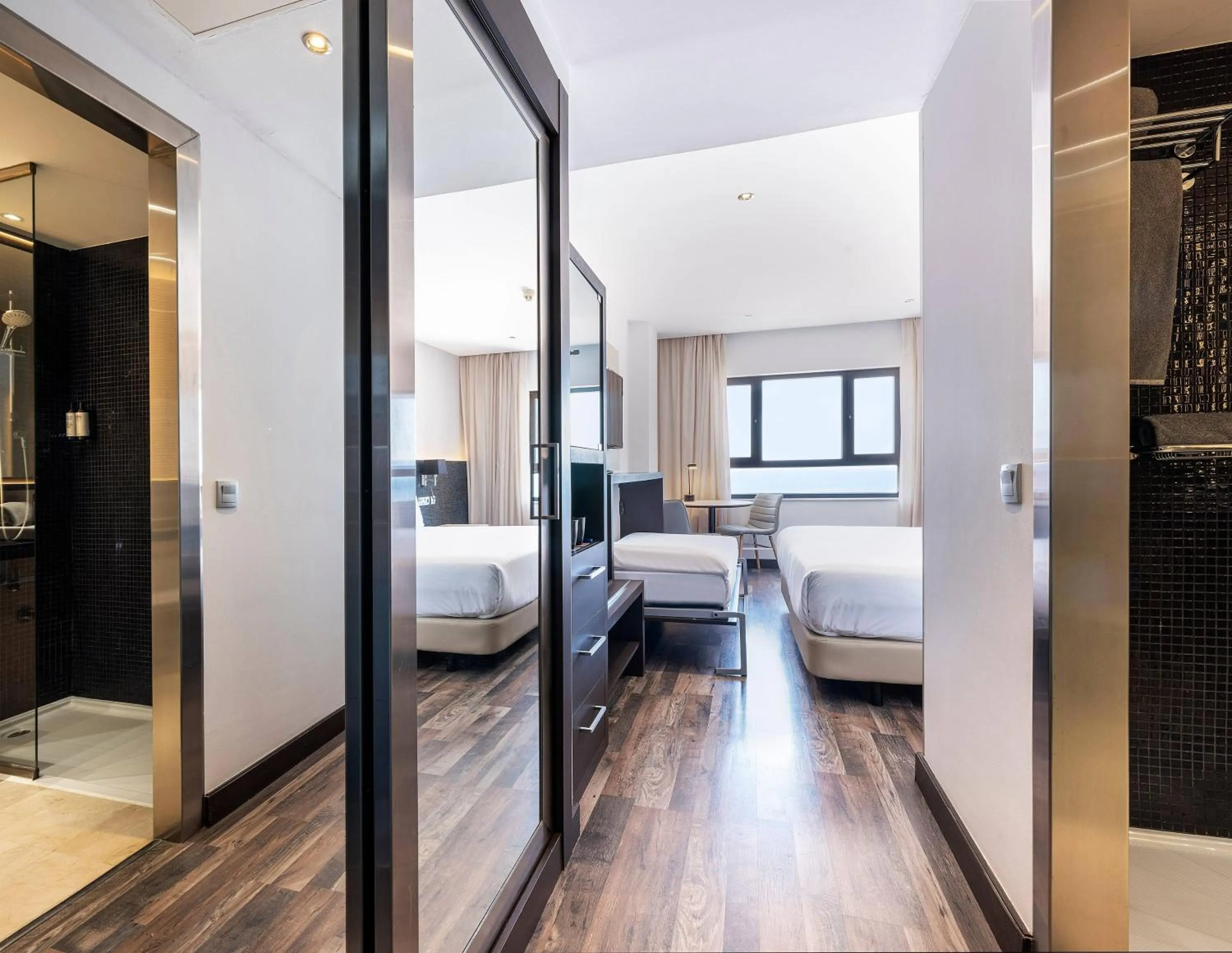 Property building, Bed in Hotel Cádiz Paseo del Mar Affiliated by Meliá