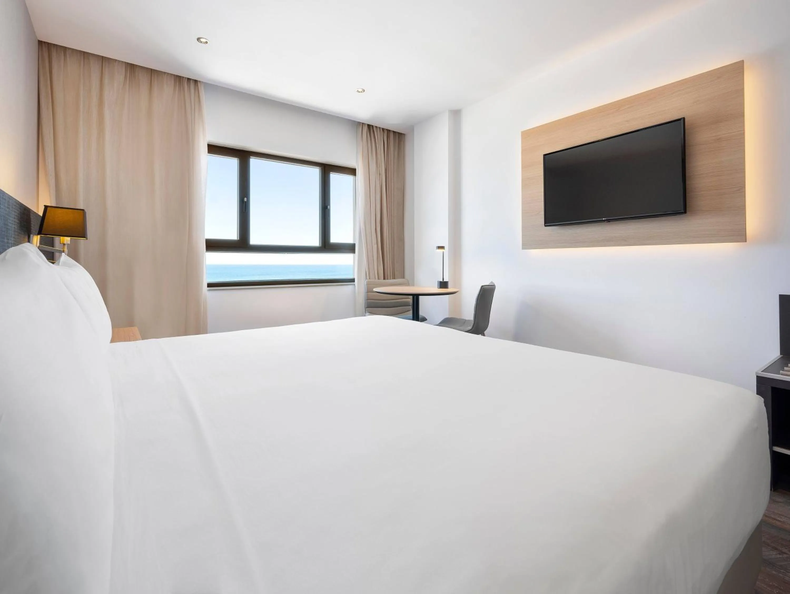 Bed in Hotel Cádiz Paseo del Mar Affiliated by Meliá