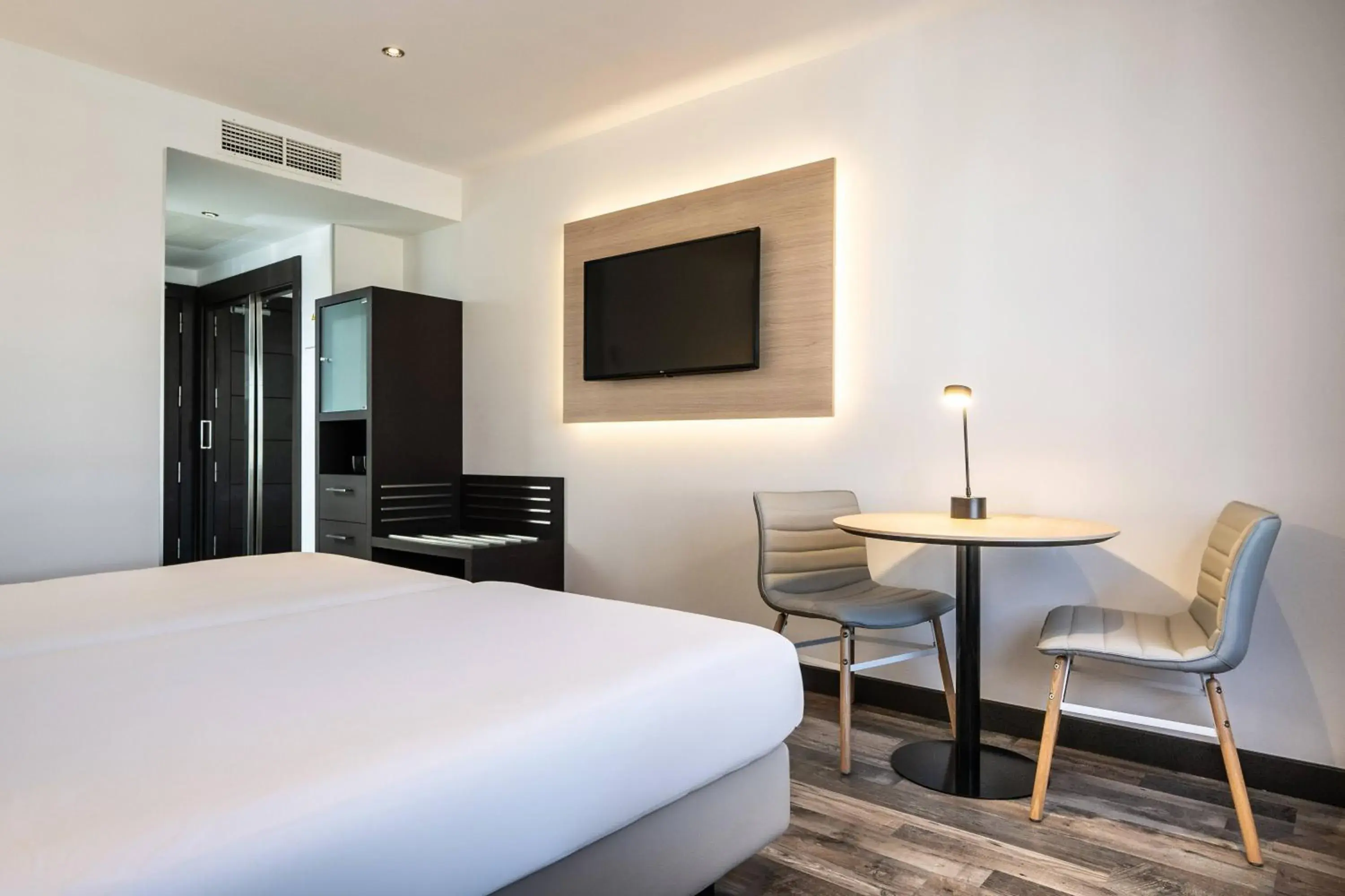 Property building, Bed in Hotel Cádiz Paseo del Mar Affiliated by Meliá Property building, Bed in Hotel Cádiz Paseo del Mar Affiliated by Meliá