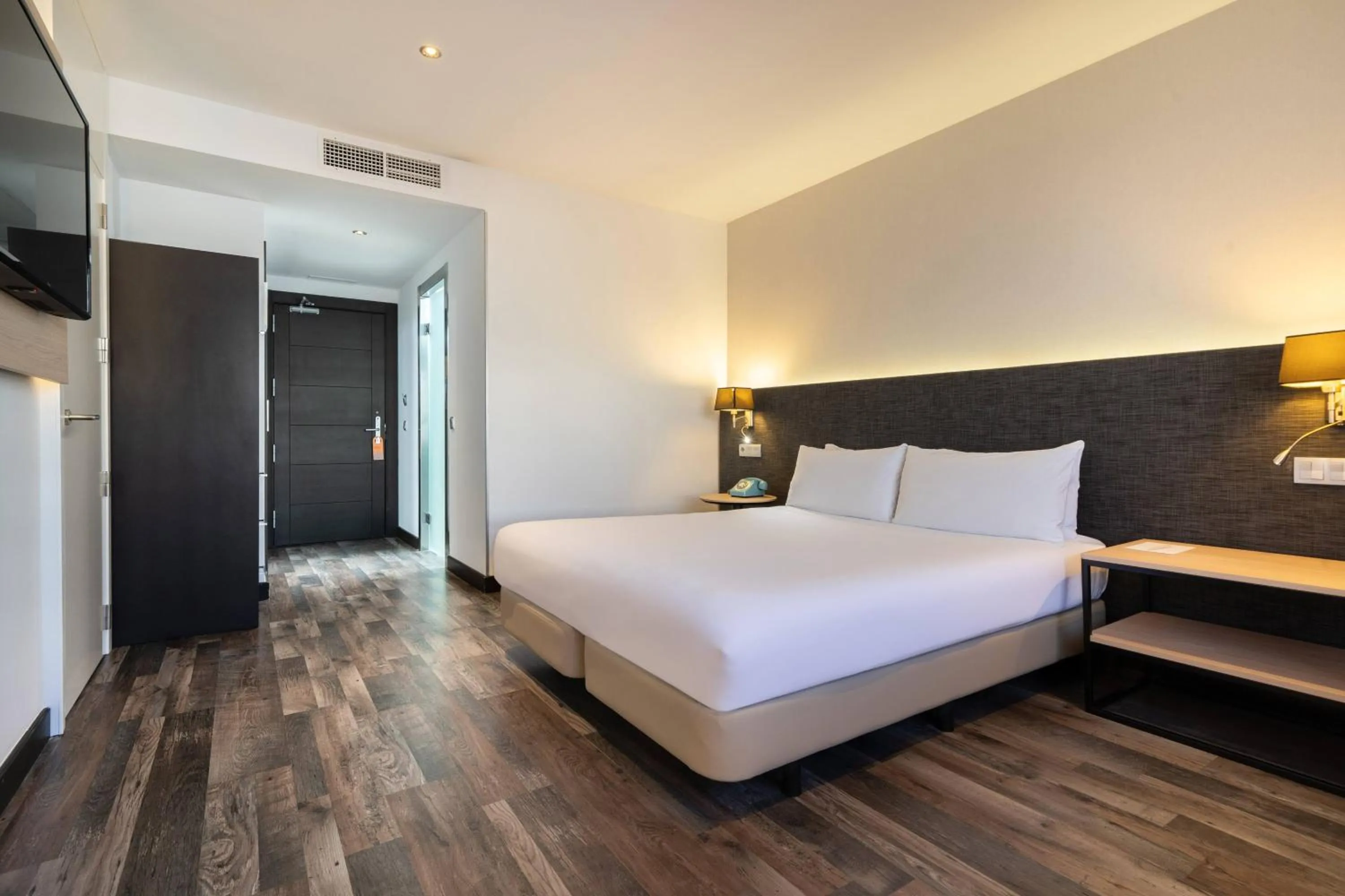 Bed in Hotel Cádiz Paseo del Mar Affiliated by Meliá