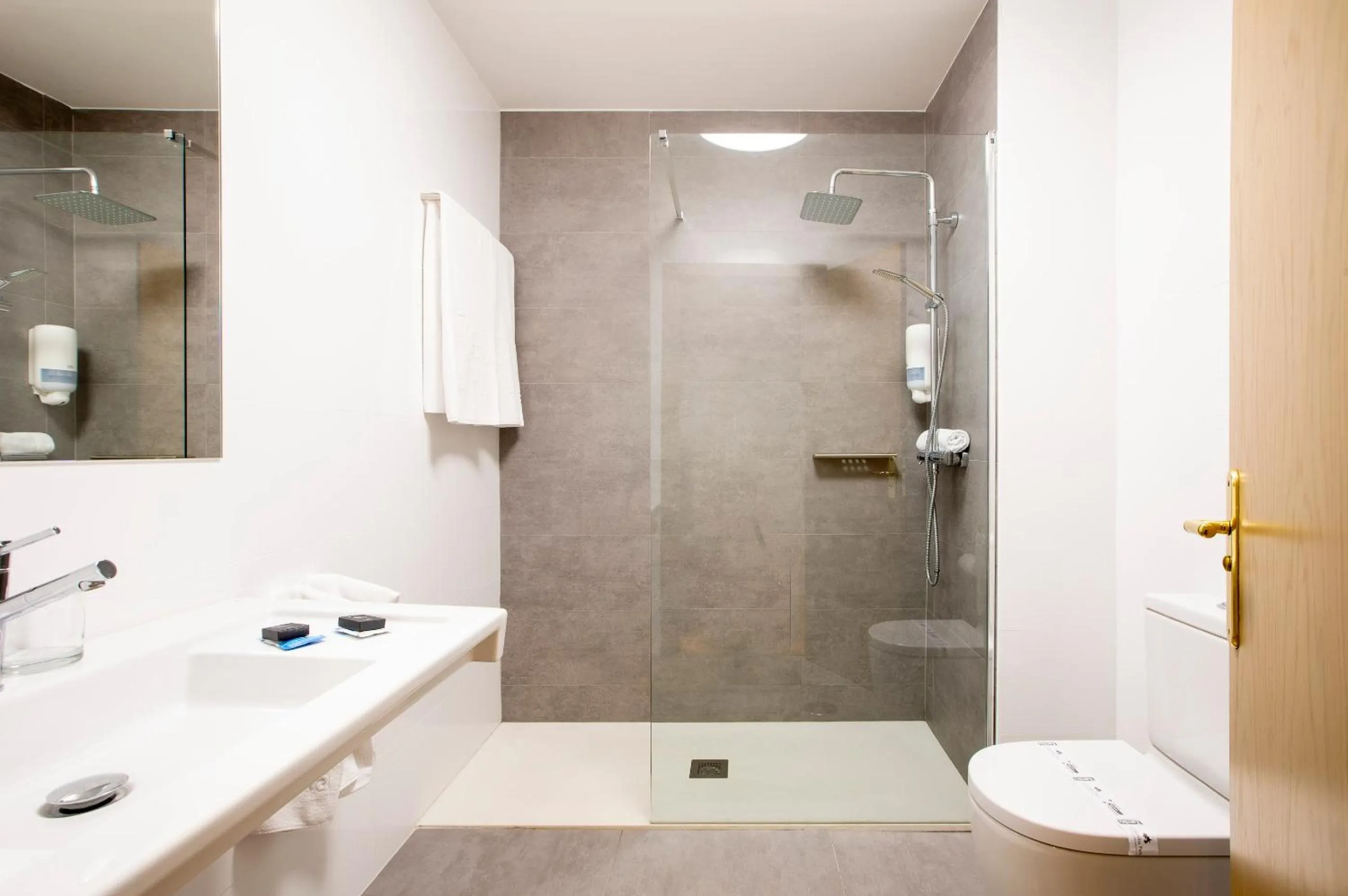 Shower in Hotel Urdanibia Park