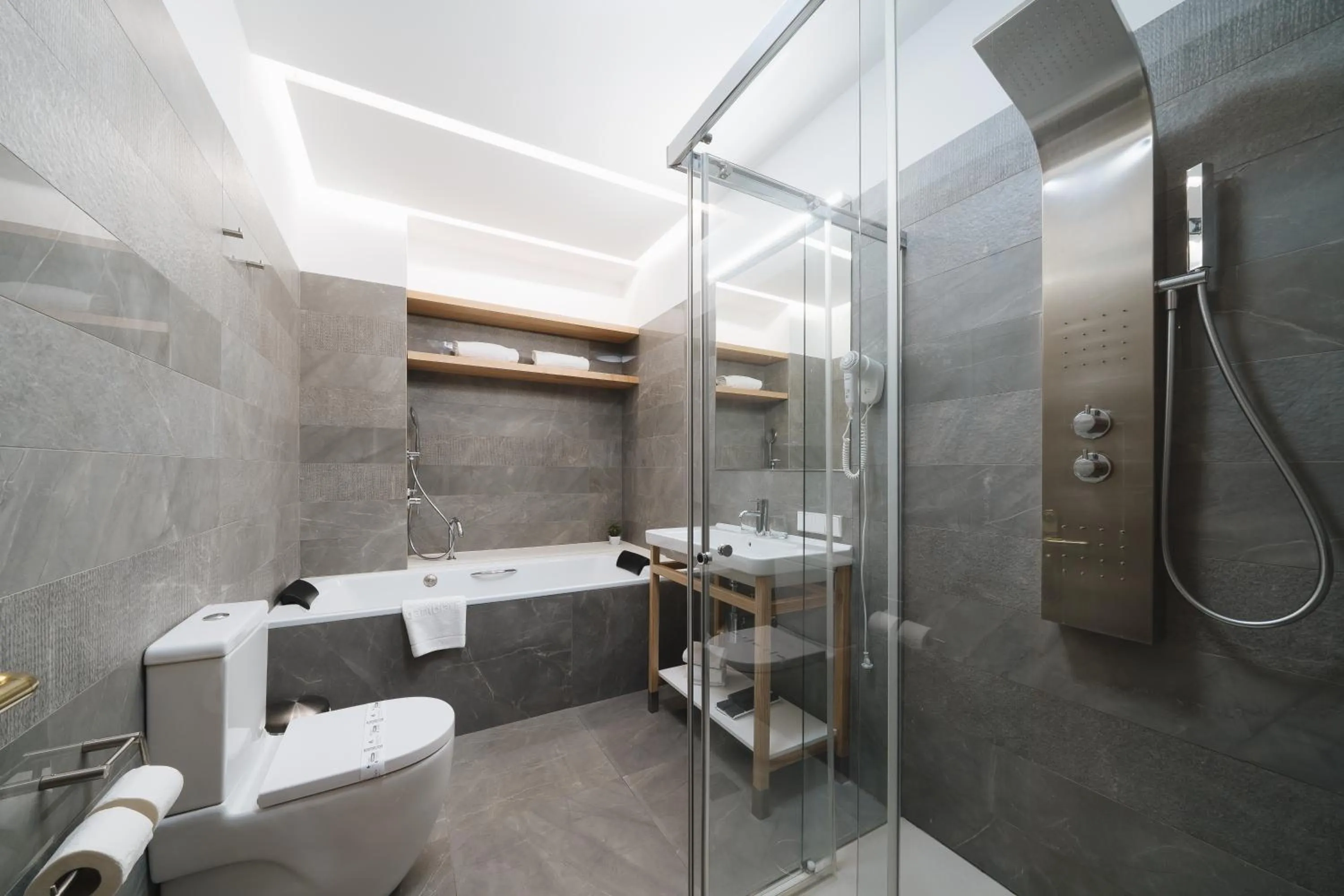 Shower in Hotel Urdanibia Park