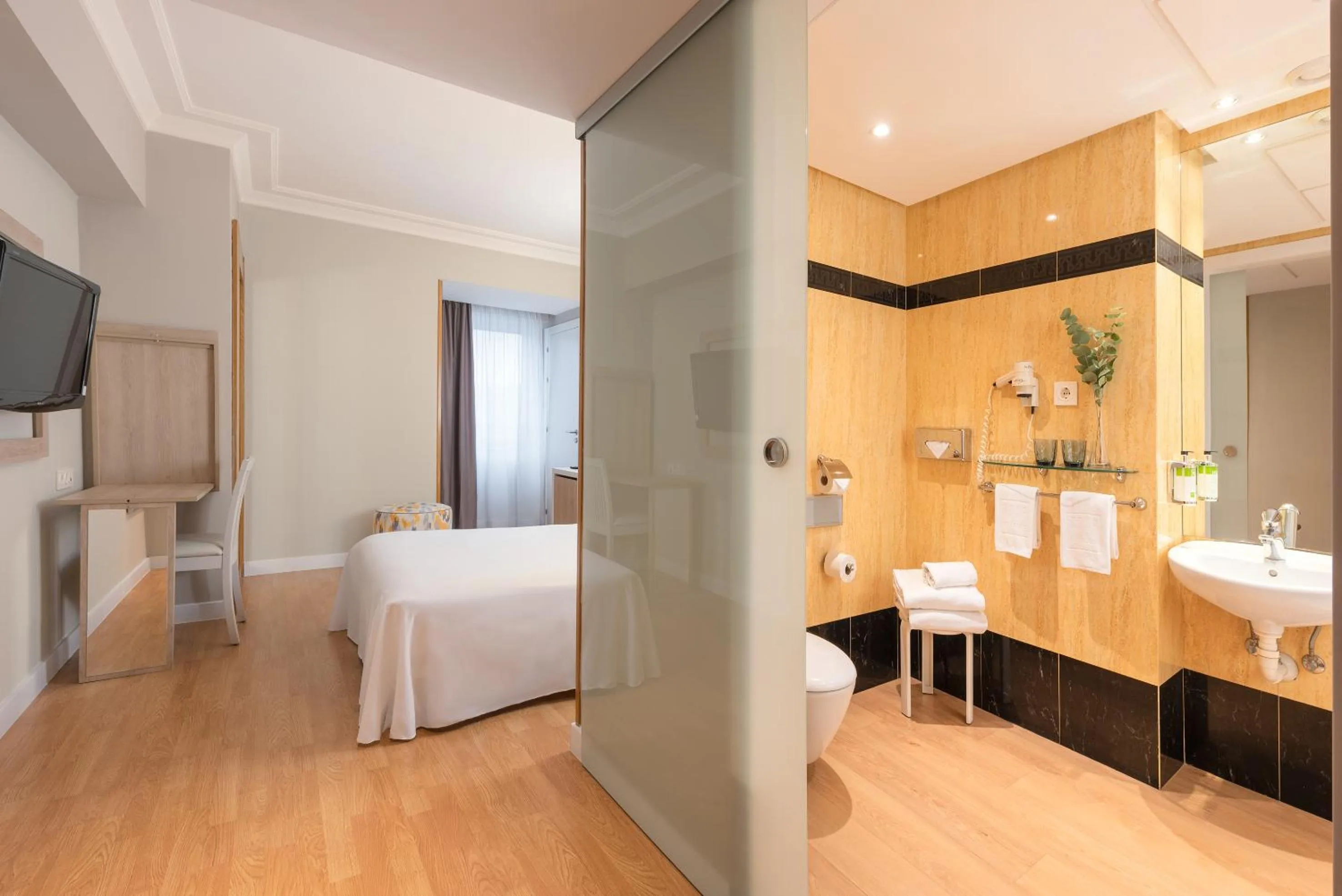 Bathroom in Hotel San Sebastián Orly, Affiliated by Meliá