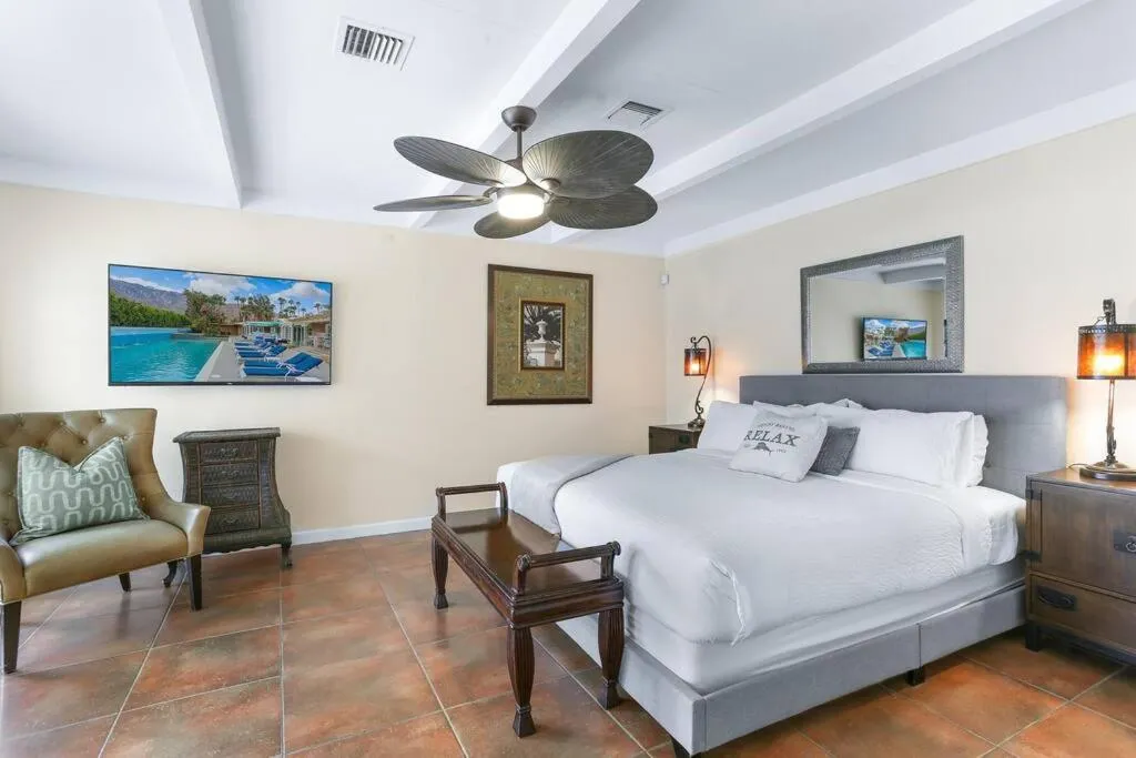 Bed in Near Downtown Palm Springs, 7 BD 7 BTH, 80FT Pool, Pickleball