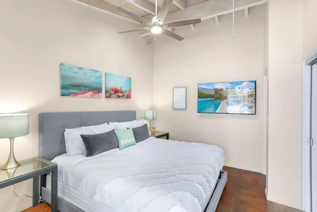 Bed in Near Downtown Palm Springs, 7 BD 7 BTH, 80FT Pool, Pickleball