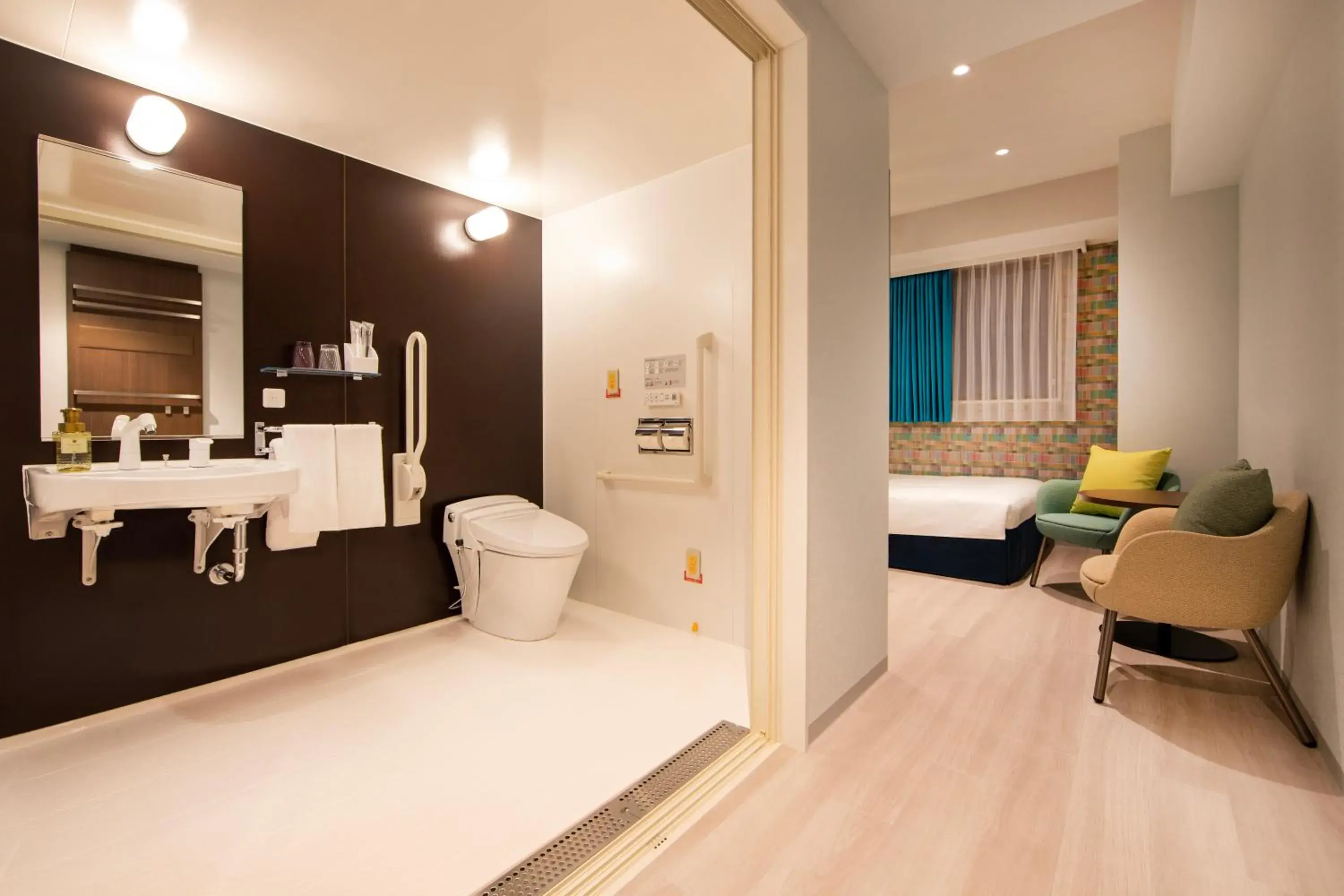 Photo of the whole room, Bed in karaksa hotel colors Tokyo Yaesu Photo of the whole room, Bed in karaksa hotel colors Tokyo Yaesu